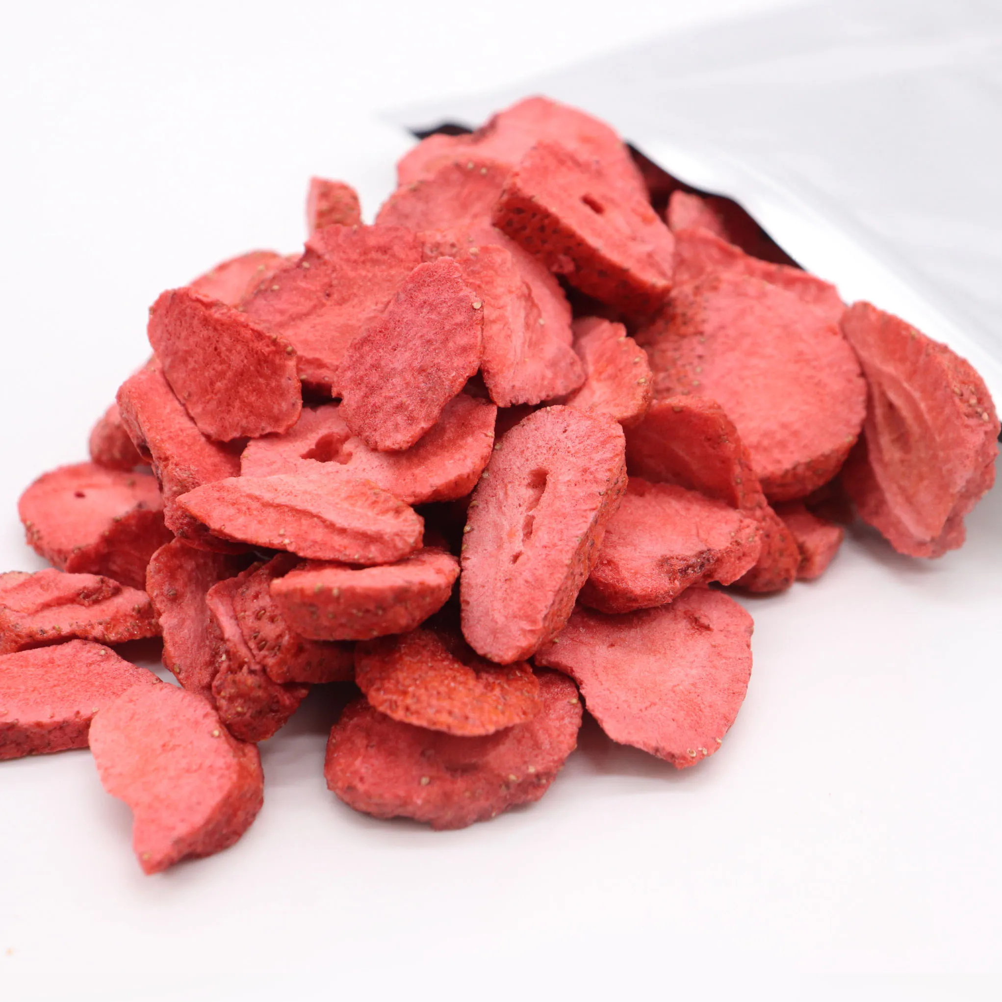 Factory Wholesale  Price Sweet 100% pure Fd Strawberry Flakes Red Lyophilization Strawberry Sliced Freeze Dried Fruits