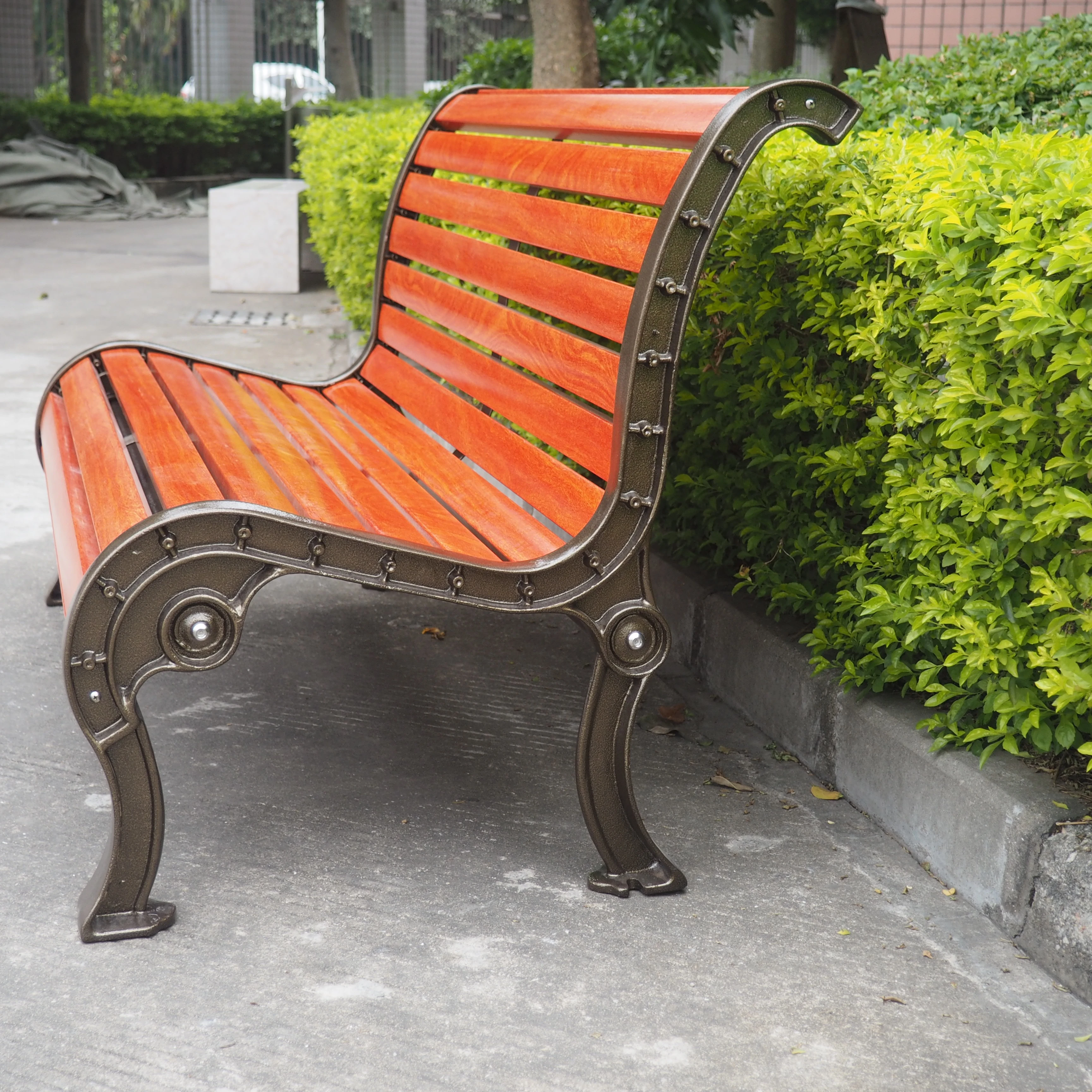 Деревянное садовое кресло для двора