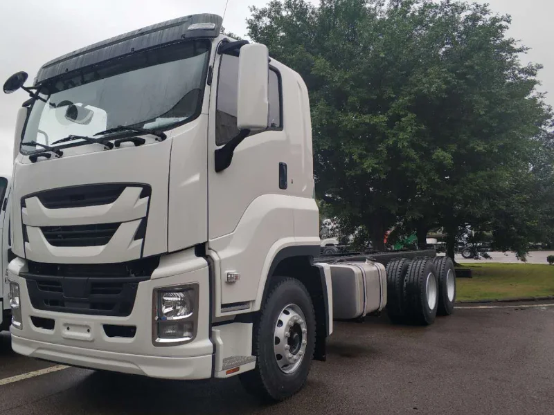 ISUZU GIGA 6x4 10 wheel heavy tractor truck chassis for sale