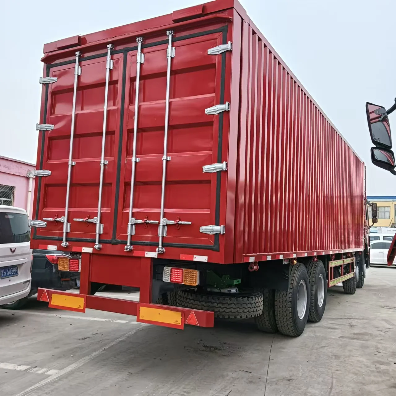 Export second-hand HOWO front, rear, and eight containerized cargo trucks, National III emission, 375 hp 9.6-meter carriage