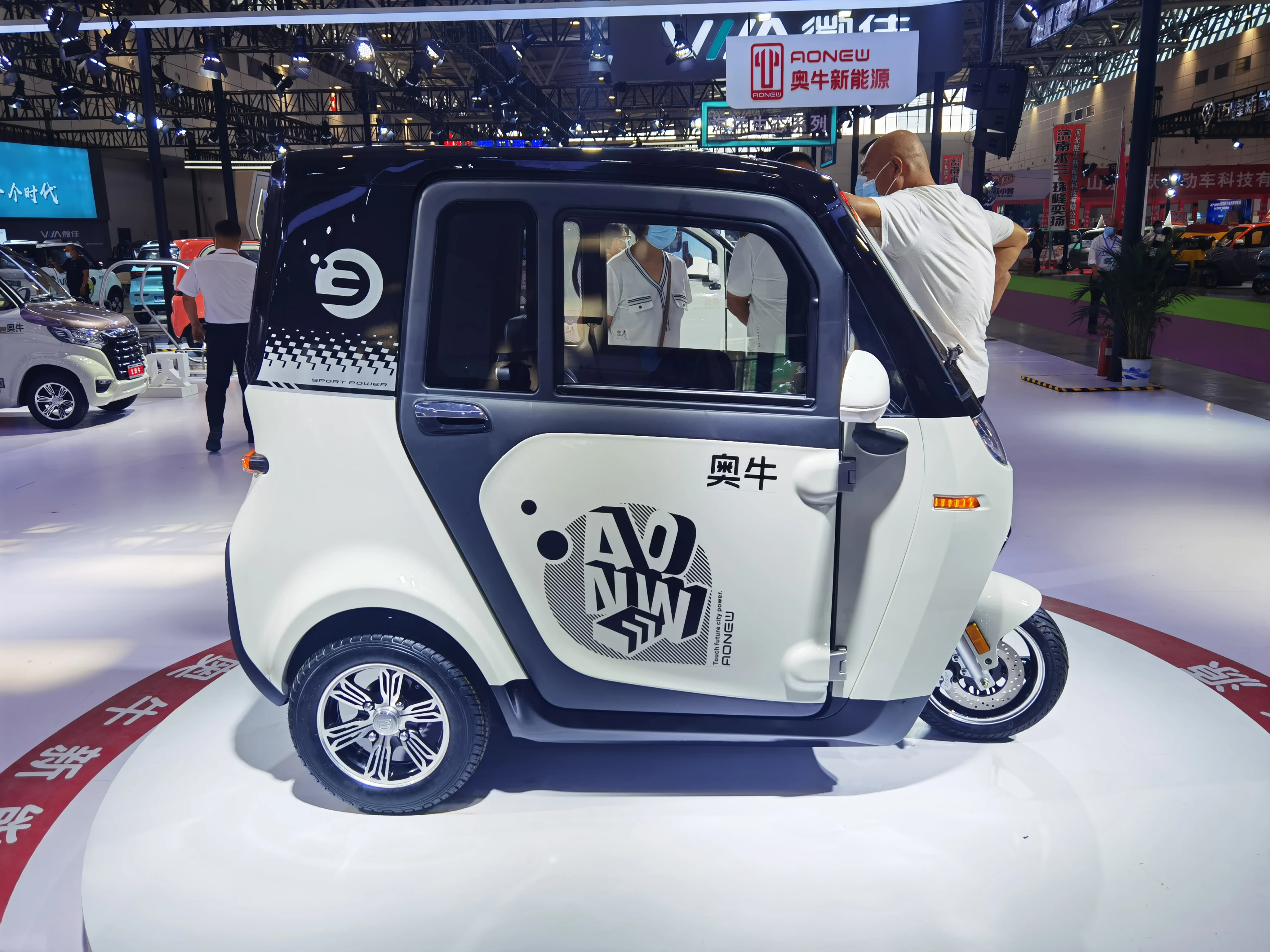 High-Speed 3 Wheel Mini Truck Electric Scooter Closed Body Smart Electric Tricycle for Cargo Use with 60V Voltage