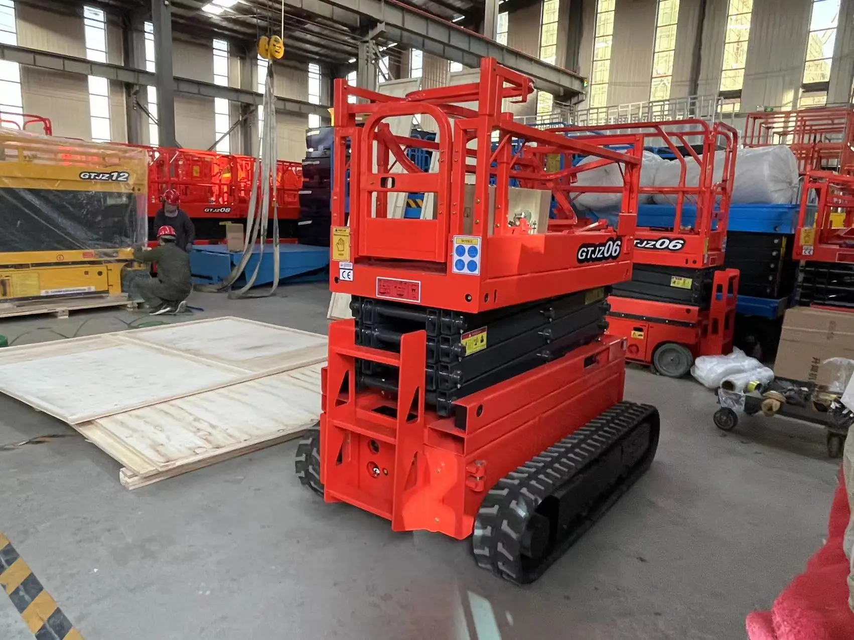 Qiyun 6m( 20ft) terrain Mobile mini electric drive self leveling crawler tracked scissor lift man lift platform for sale