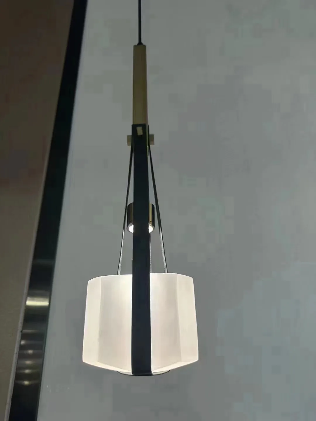 2025 Hanging light Modern minimalist restaurant chandelier Nordic living room designer bar cafe creative art resin leather lamps