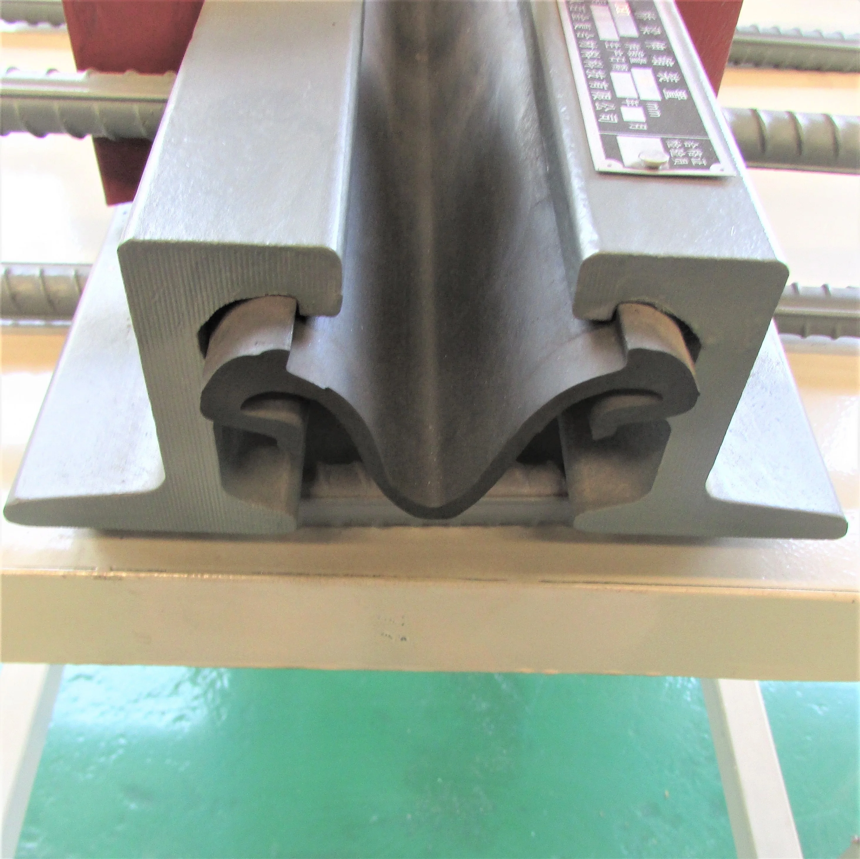 Jingtong rubber China bstainless steel railway expansion joint factory