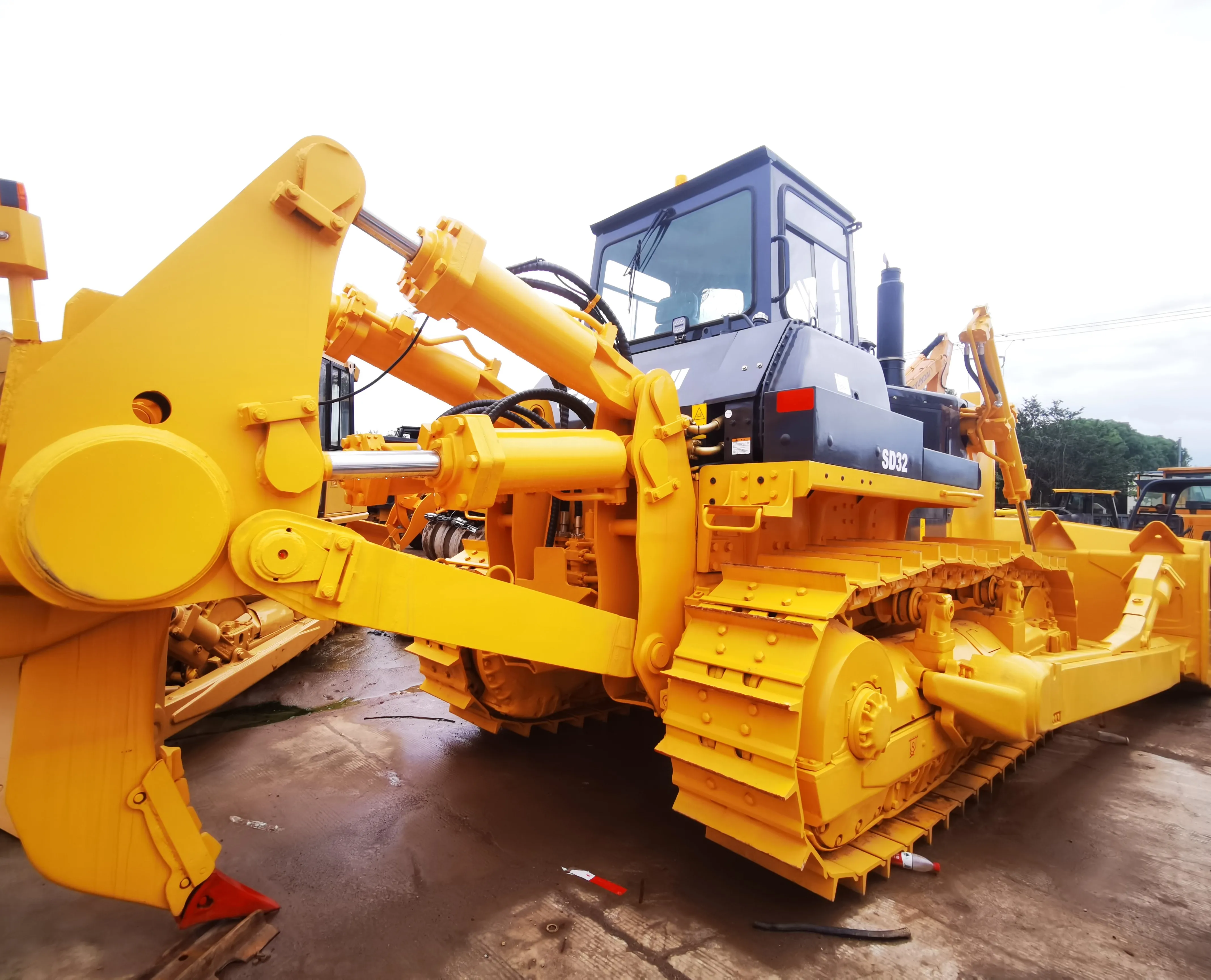 SD32 Model Operating Weight 33.6ton Shovel Lifting Height 1560mm Yellow Diesel Engine Provided Crawler WEICHAI SHANTUI GENUINE