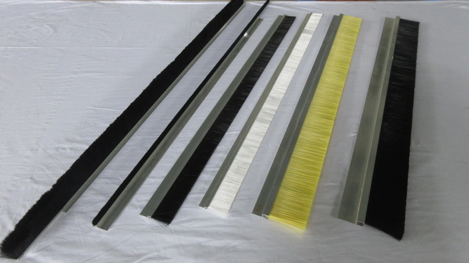 China Manufacturer Escalator Safety Strip Brush for Sealing
