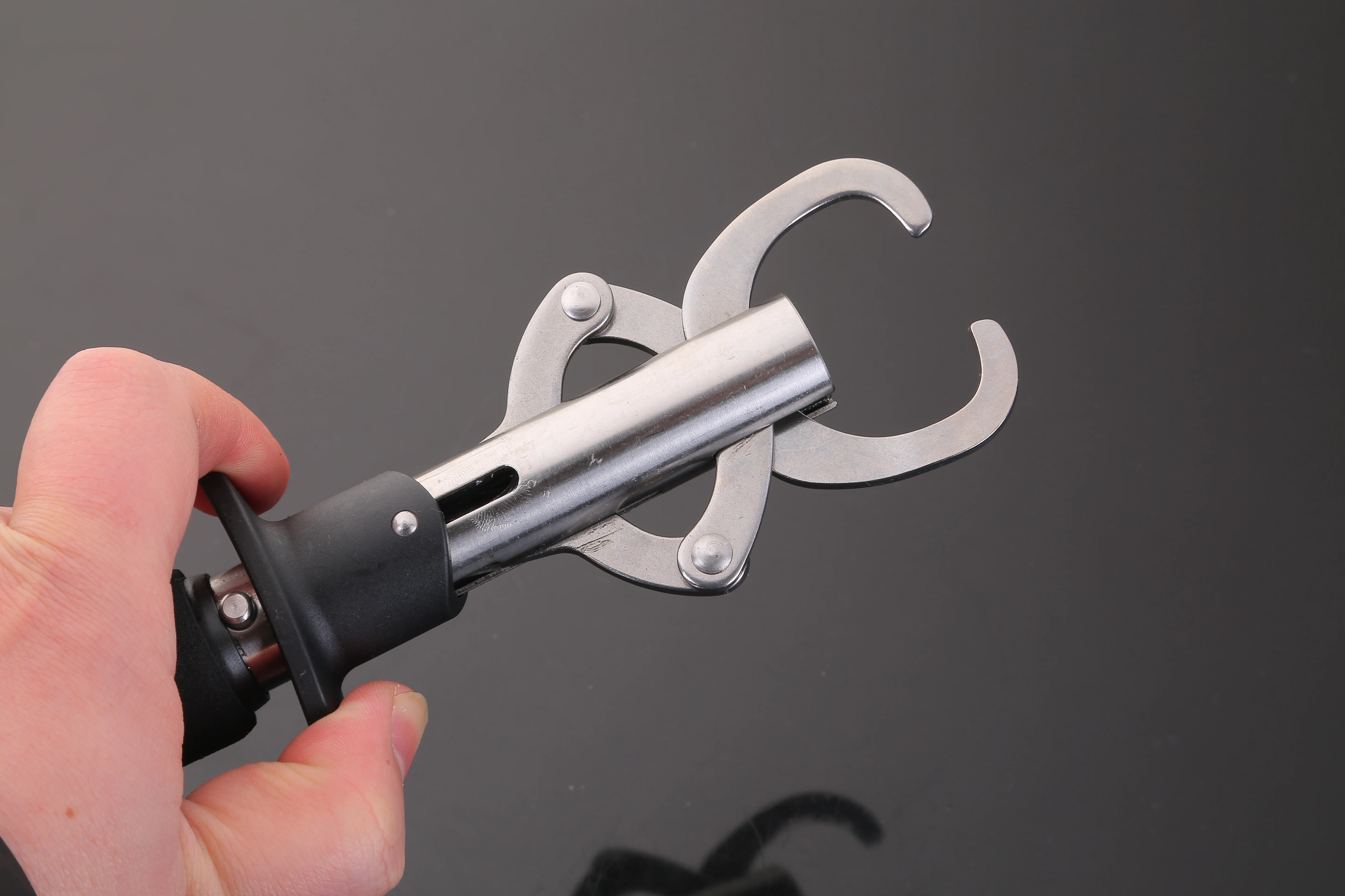 Fish Lip Gripper with Digital Scale Water-Resistant Lip Grip with Tape Measure Stainless Steel Fish Grabber with Weight Scale