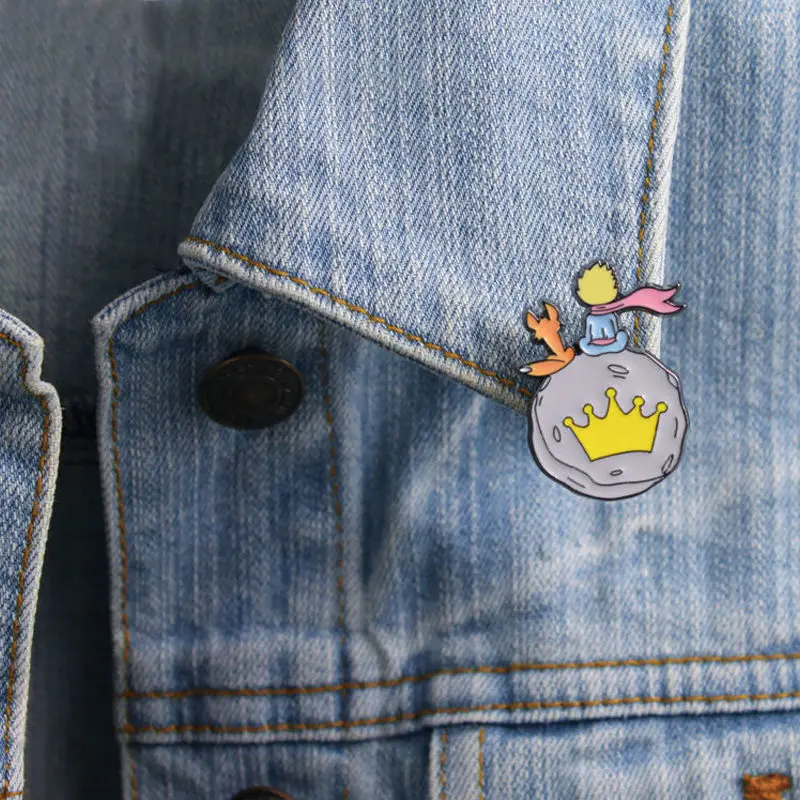 Crowns, planets, little foxes and other cartoon metal pins. Full of Japanese style, they are a great choice for accessories.