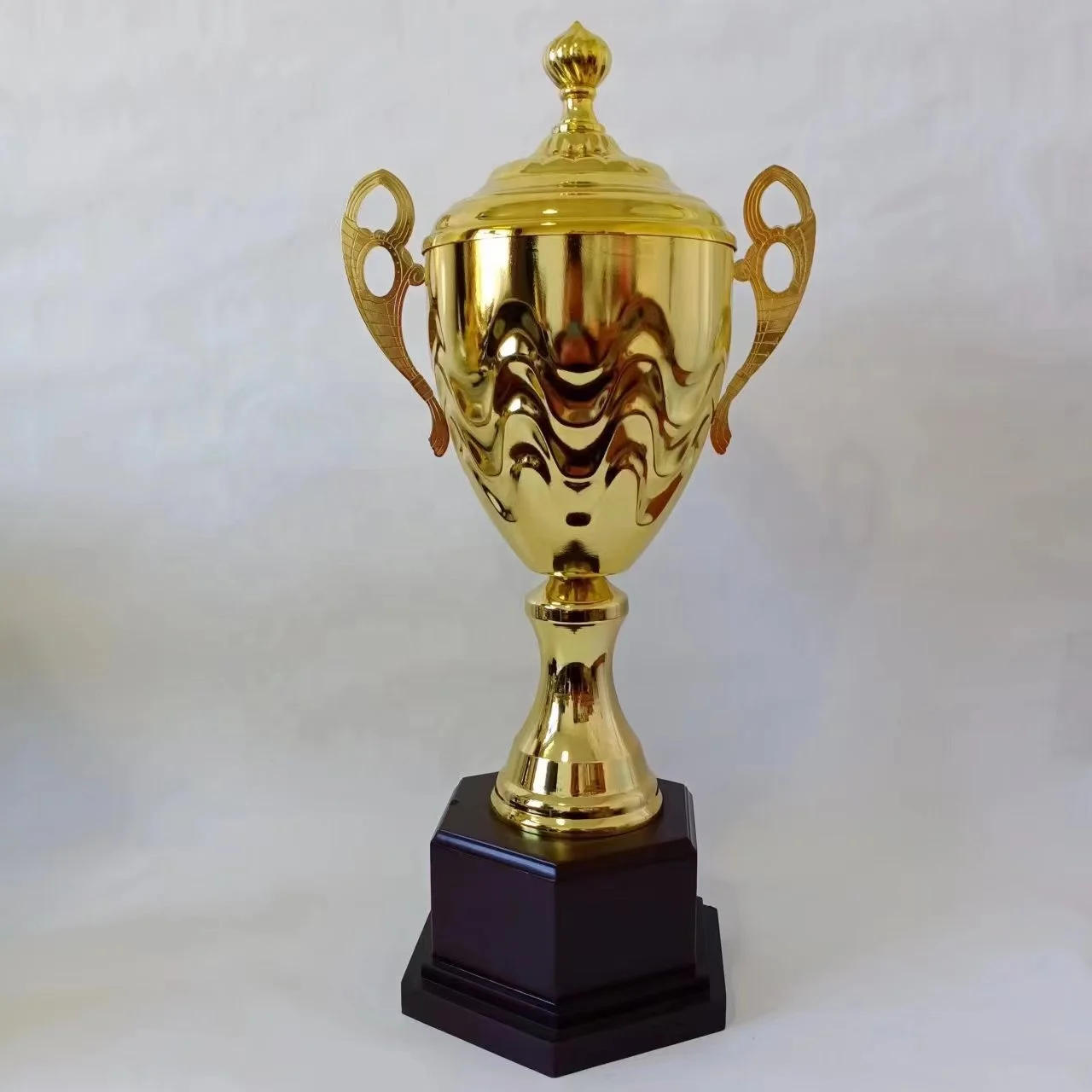 Высококачественный золотистый большой металлический трофей для футбольной награды