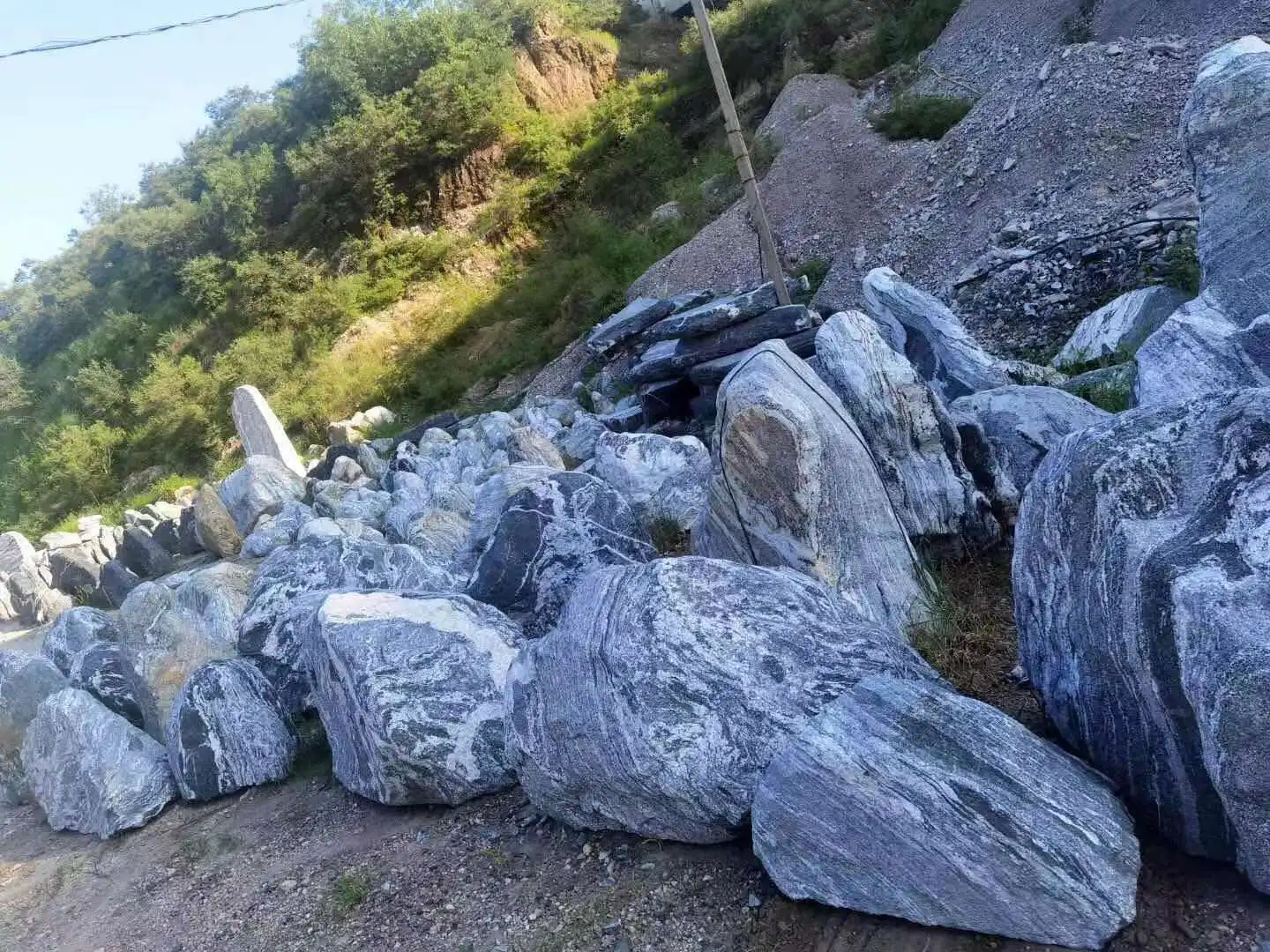 Натуральный белый серый гранит садовый большой камень монолитный