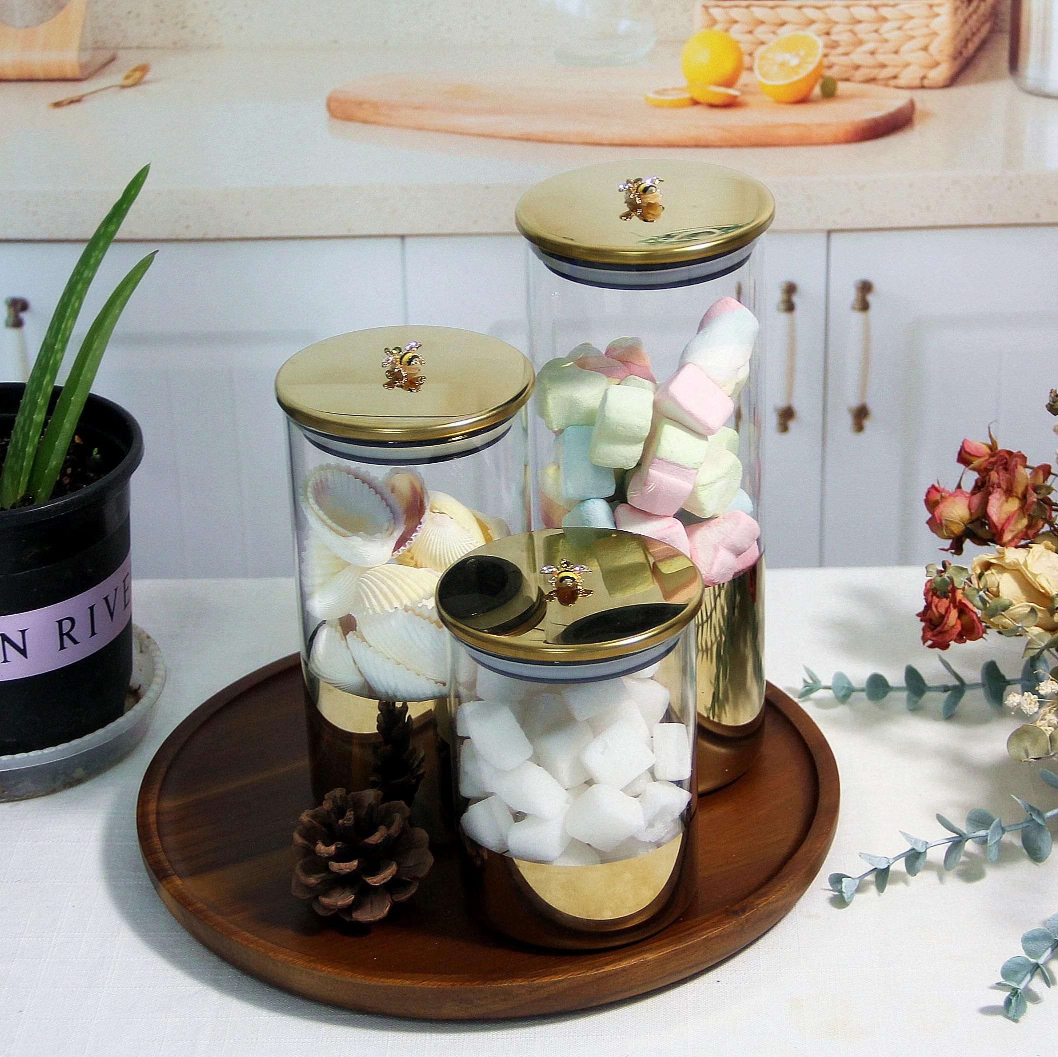 new arrival kitchen storage high borosilicate glass storage honey gold  jar with golden lid and small bee