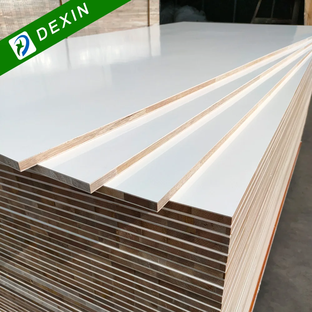 High Grade 18mm Gloss White or Grey Falcata/ Malacca Pine Pauiownia Core Melamine Block Board/Blockboard for Furniture