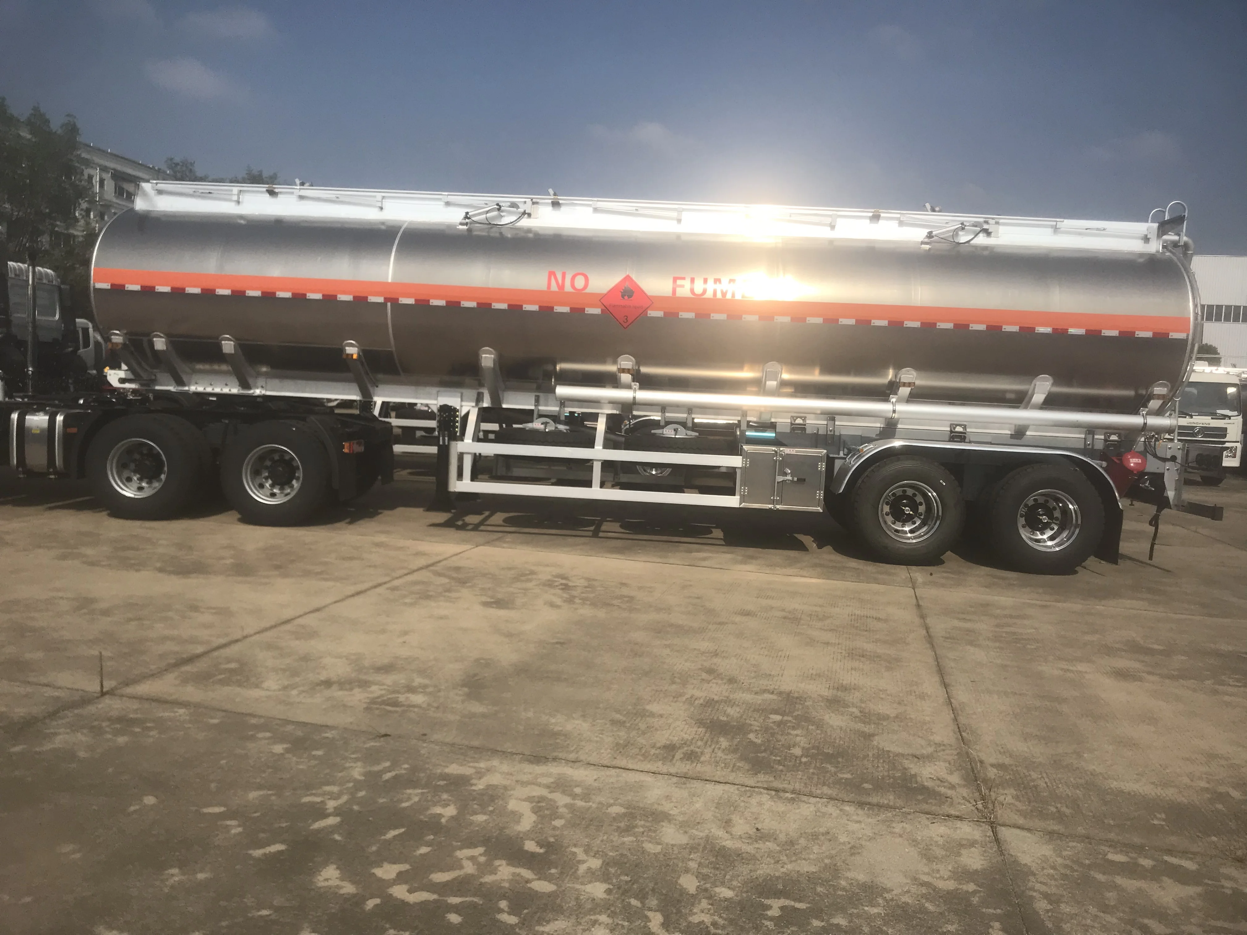 good price 28000L bulk oil tanker semitrailer China manufactured new 2 axles steel gasoline diesel  transportation semi trailer
