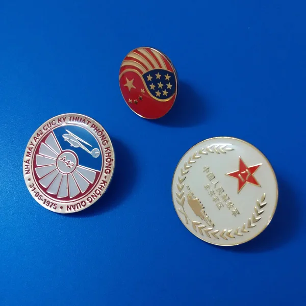 Metal  enamel badge with custom design   hard enamel/soft enamel
