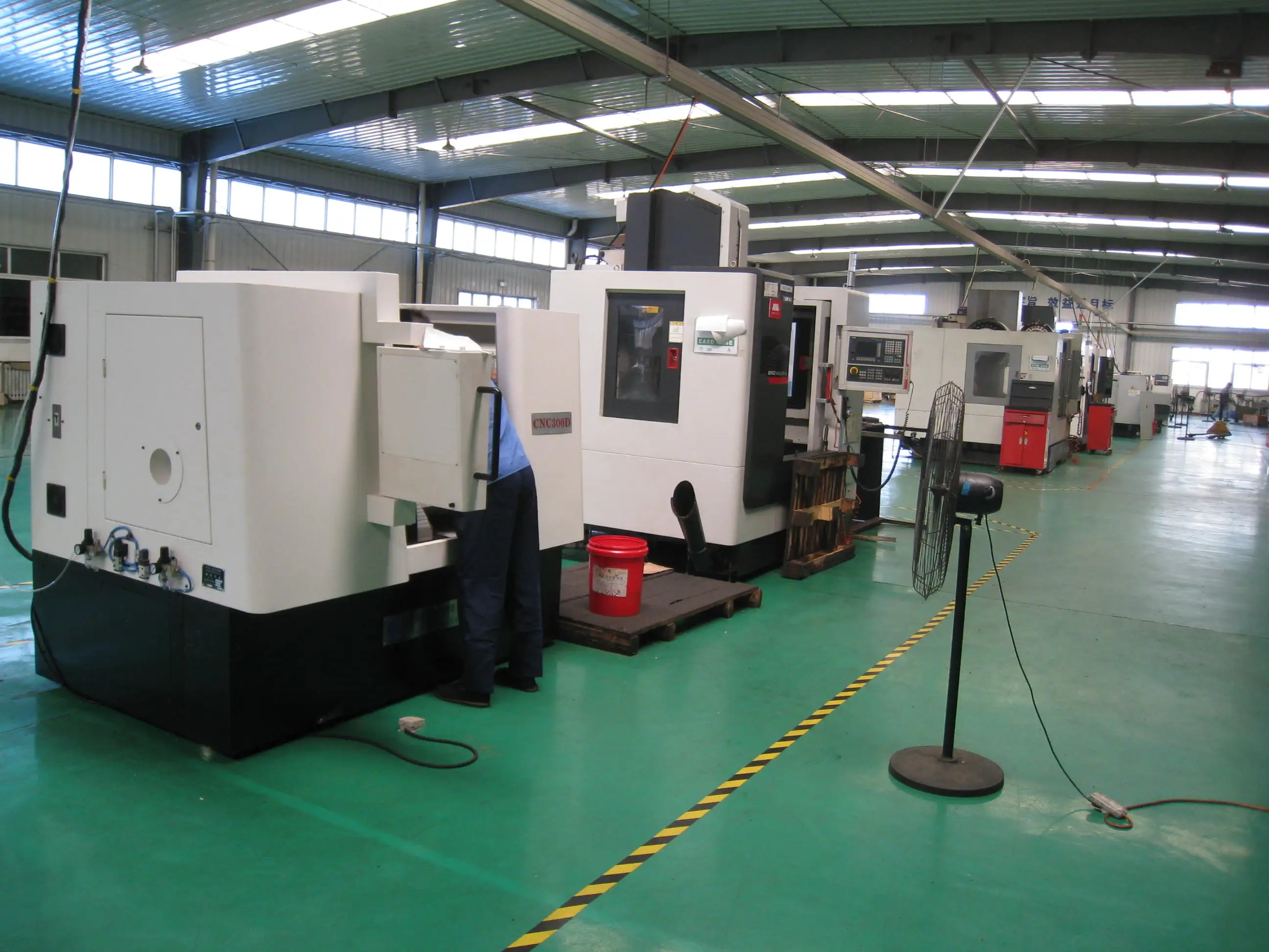 Промышленный токарный станок с ЧПУ CNC300D для изготовления деталей на заказ