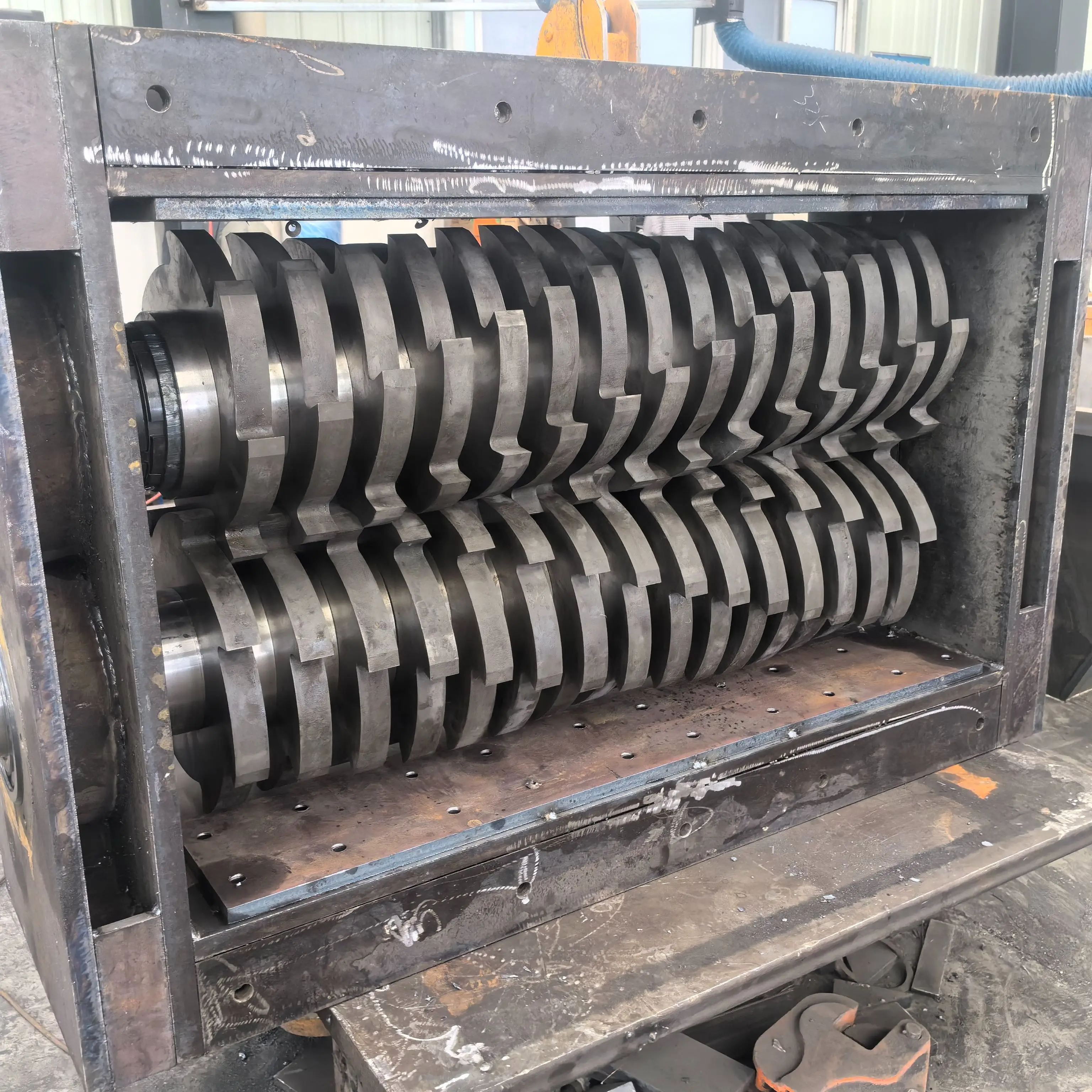 Large Double Shaft Shredder Waste Metal Iron Sheet Oil Drum Plastic Wood Tires Life Waste Crusher