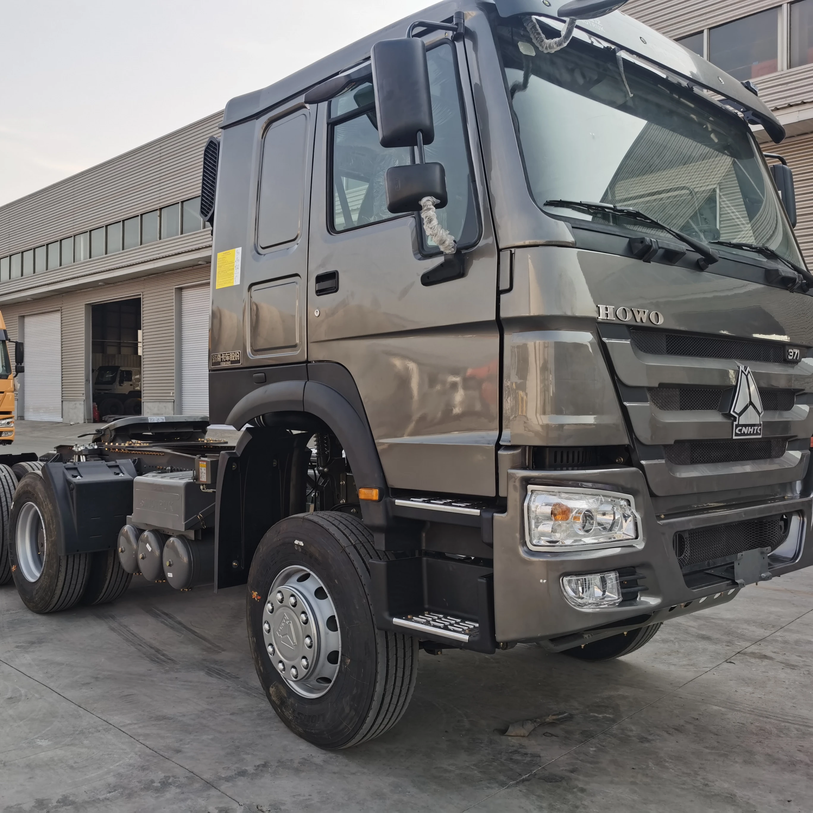 Трактор HOWO Classic 6 х4 самый продаваемый высокоэффективный 420 л.с. Стандарт Евро 3 левое рулевое колесо