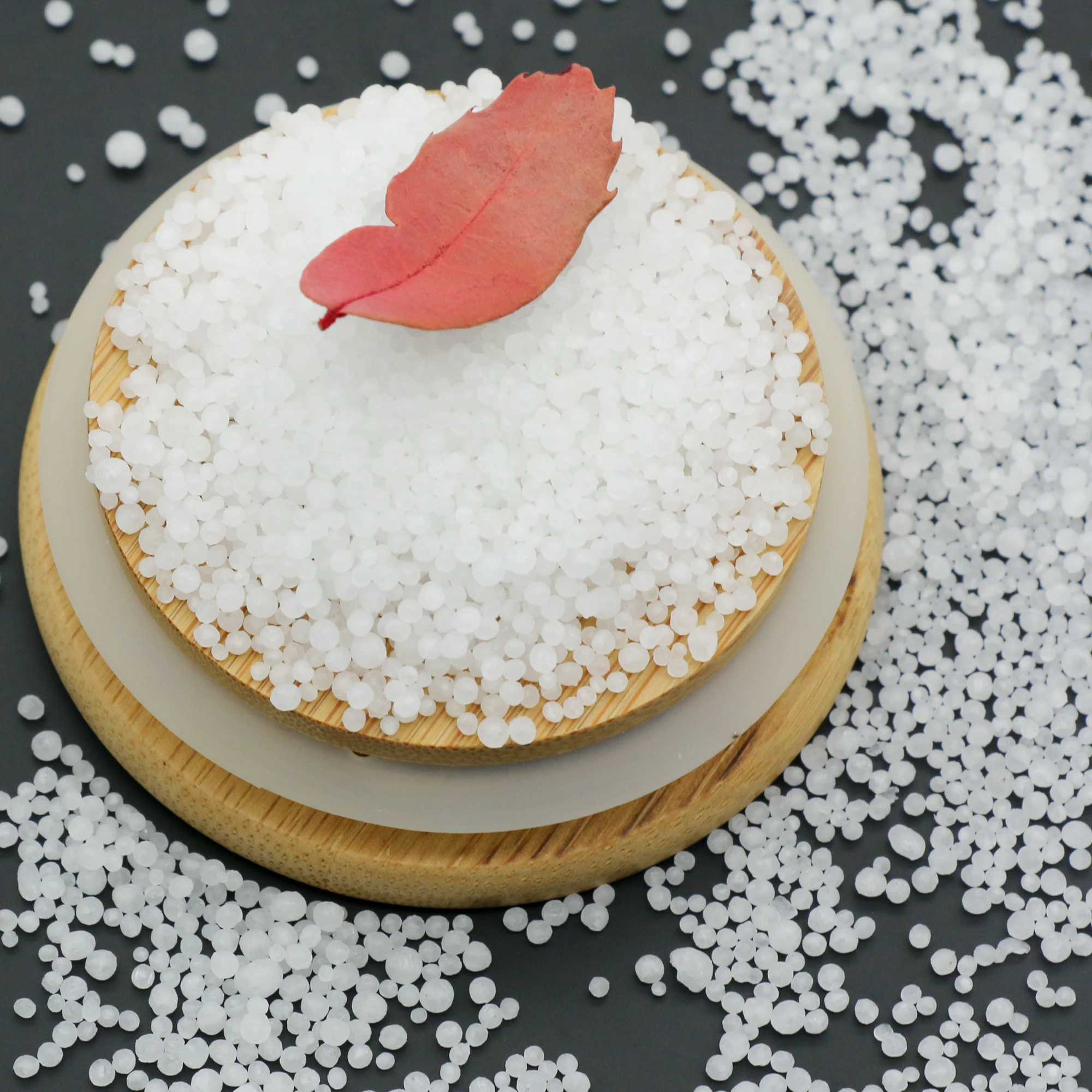 Увеличивает урожайность урожая и улучшает качество почвы, небольшая гранулированная мочевина 46%