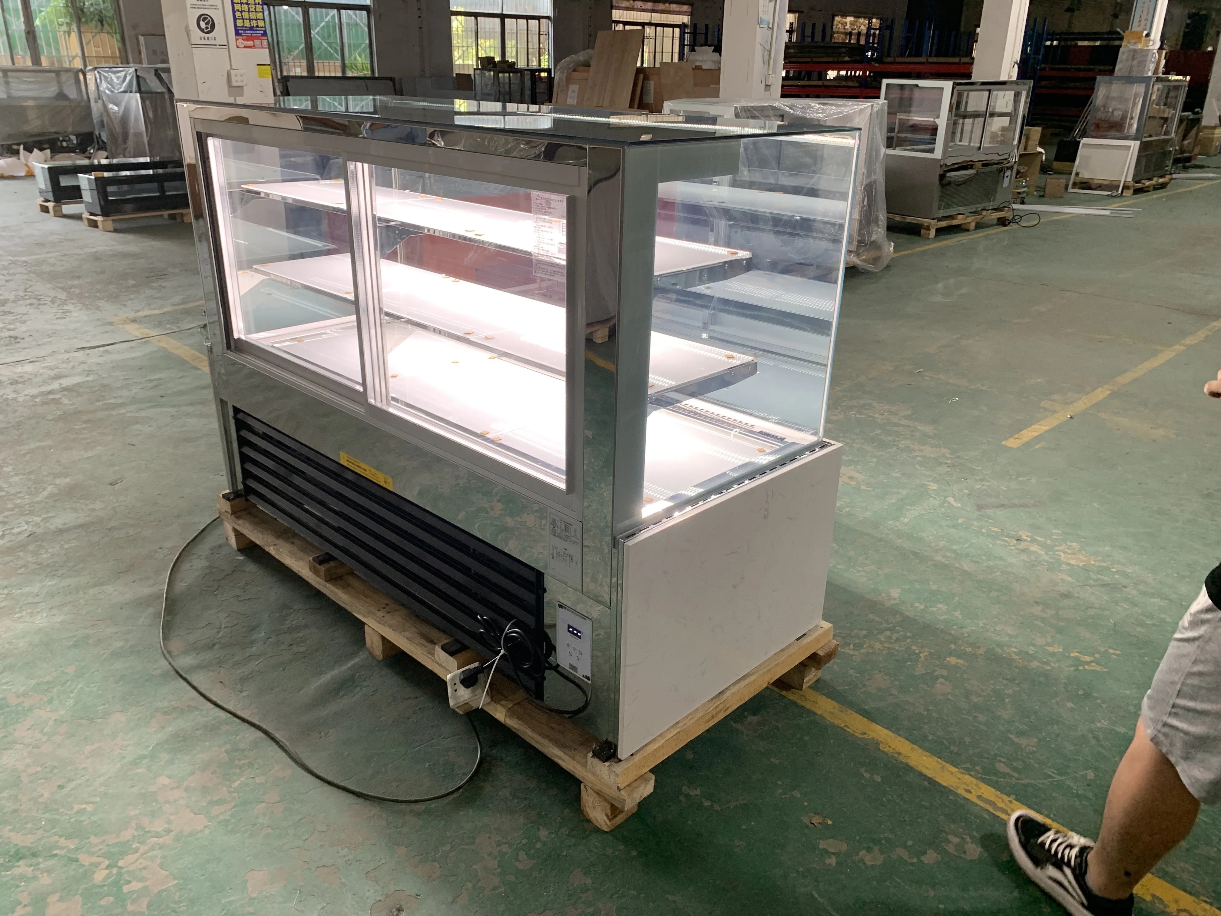 3 Layer Luxury Style Pastry Cake Display Commercial Bakery Display Case Bakery Shop Cabinet Cake Showcase