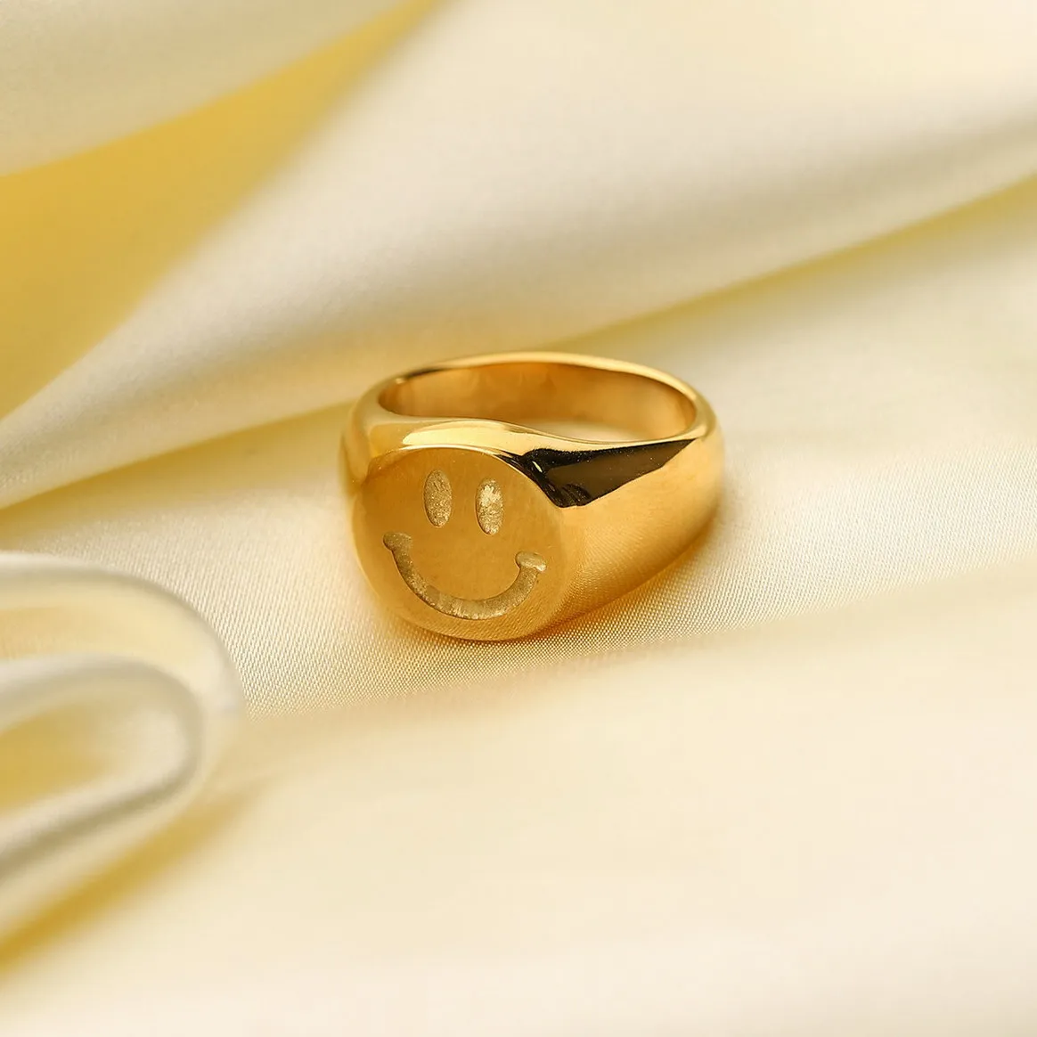 Custom Hot smiling face ring fashion trend Stainless Steel Gold Plated student Gift cartoon Ring customized ring