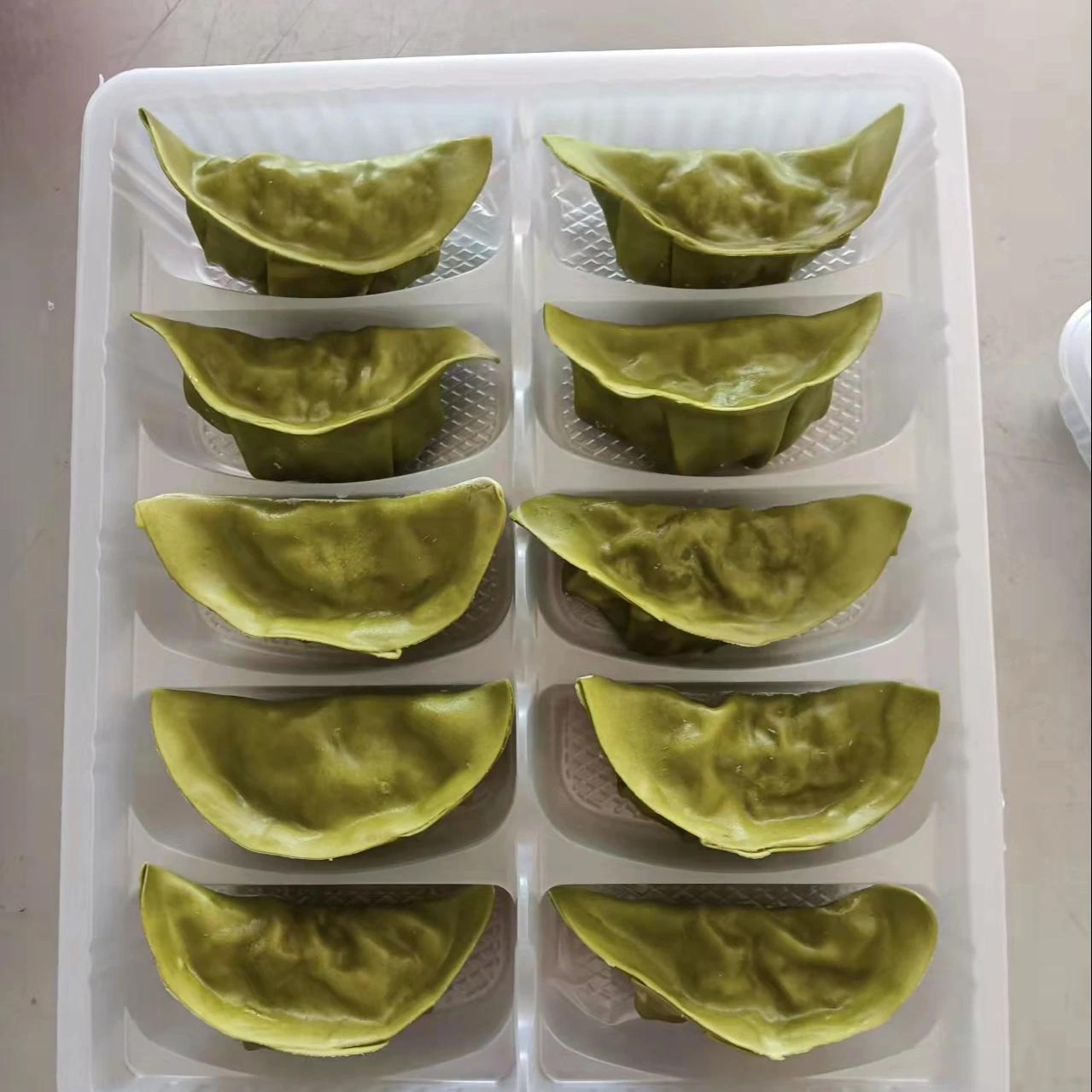 Питательная и вкусная китайская еда, замороженные овощи цвета шпината, жареные пельмени