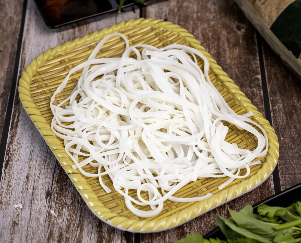 Горячий продукт OEM Service-свежая рисовая вермишель 300 грамм готовая к экспорту с вьетнамской фабрики 2024