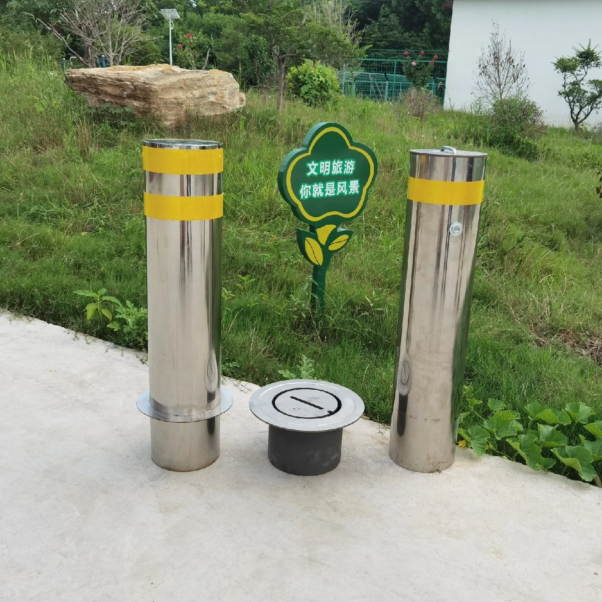Made in China stainless steel warning column road elastic anti-collision pile reflective barricade