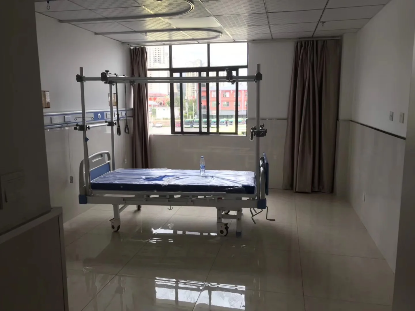 4 cranks Multi-function Orthopaedics Traction Bed