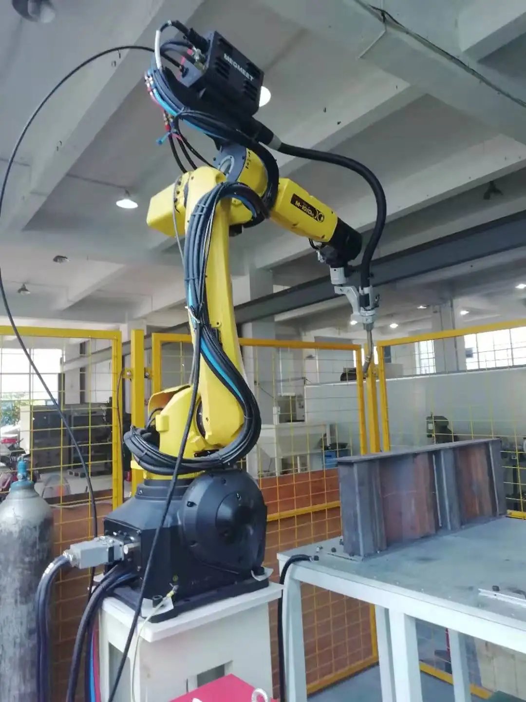 
kuka robot welding 0.1-0.8mmm 3-60kg automatic welding robot ABB intelligent robot with non-standard equipment 