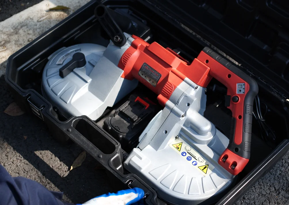 
4-1/2IN pipe cutting 18V Lithium-Ion Cordless Portable bandsaw mini band saw machine 