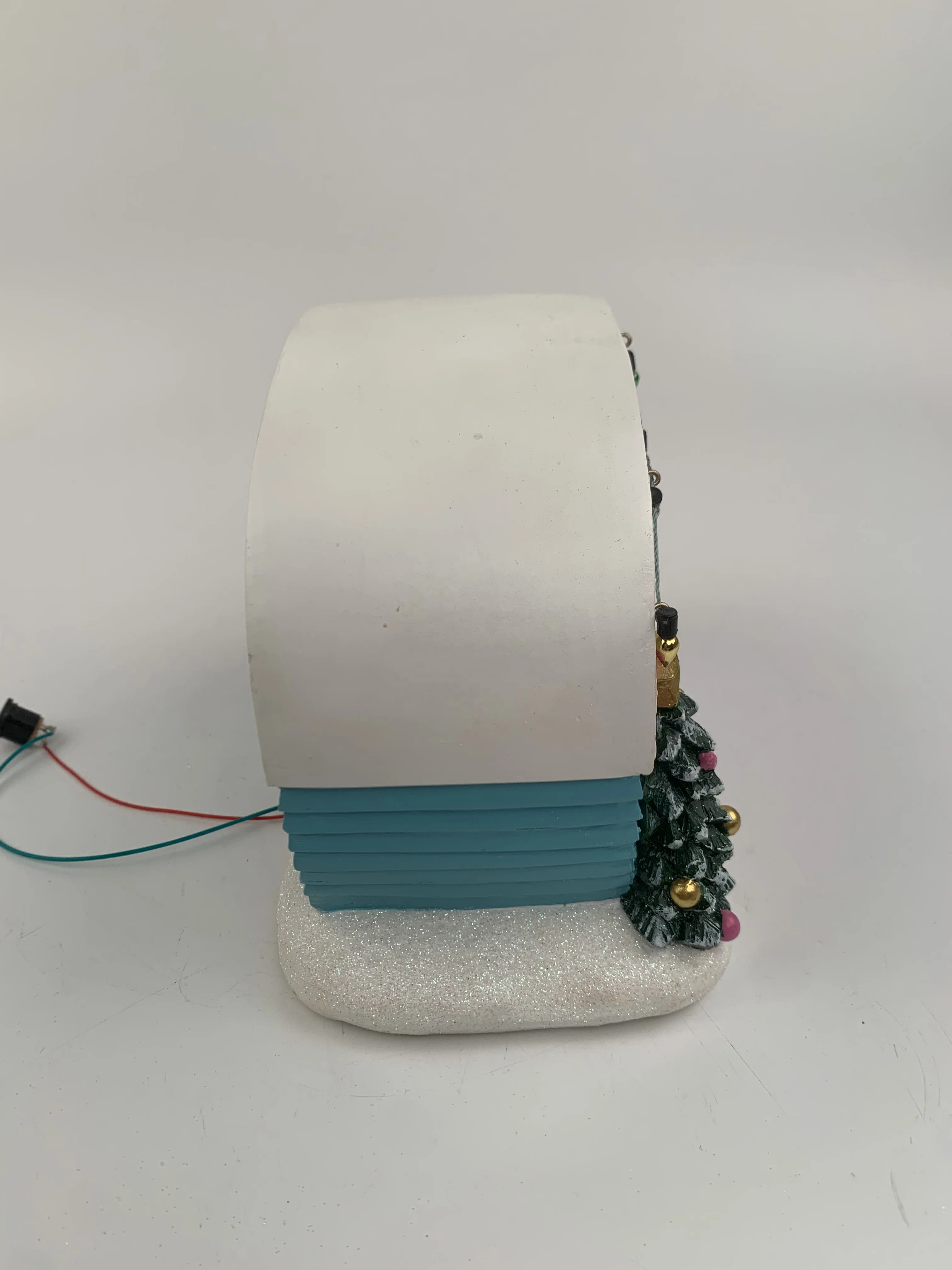 Hot Selling Home Decor Resin Crafts LED Red Flamingo Resin Statue Christmas Village House Resin Crafts