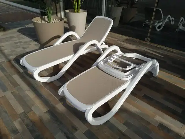 Beach Foldable Water Chaise Lounger Plastic Folding Pool Sun Beds Wholesale Plastic Sun Lounger For Hotel Spa Convenience and Le