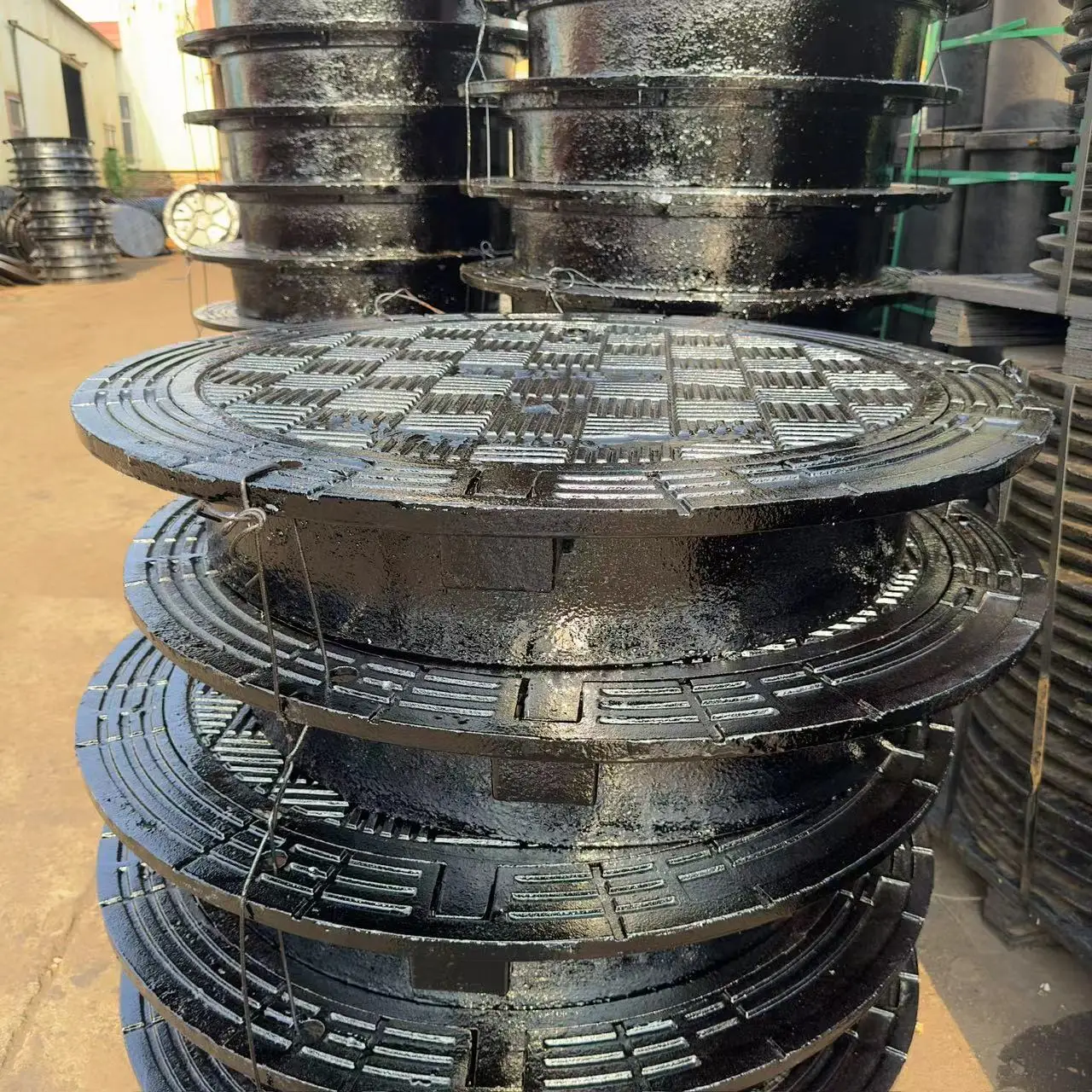 Custom supply of high quality black asphalt paint square EN124 ductile iron manhole covers