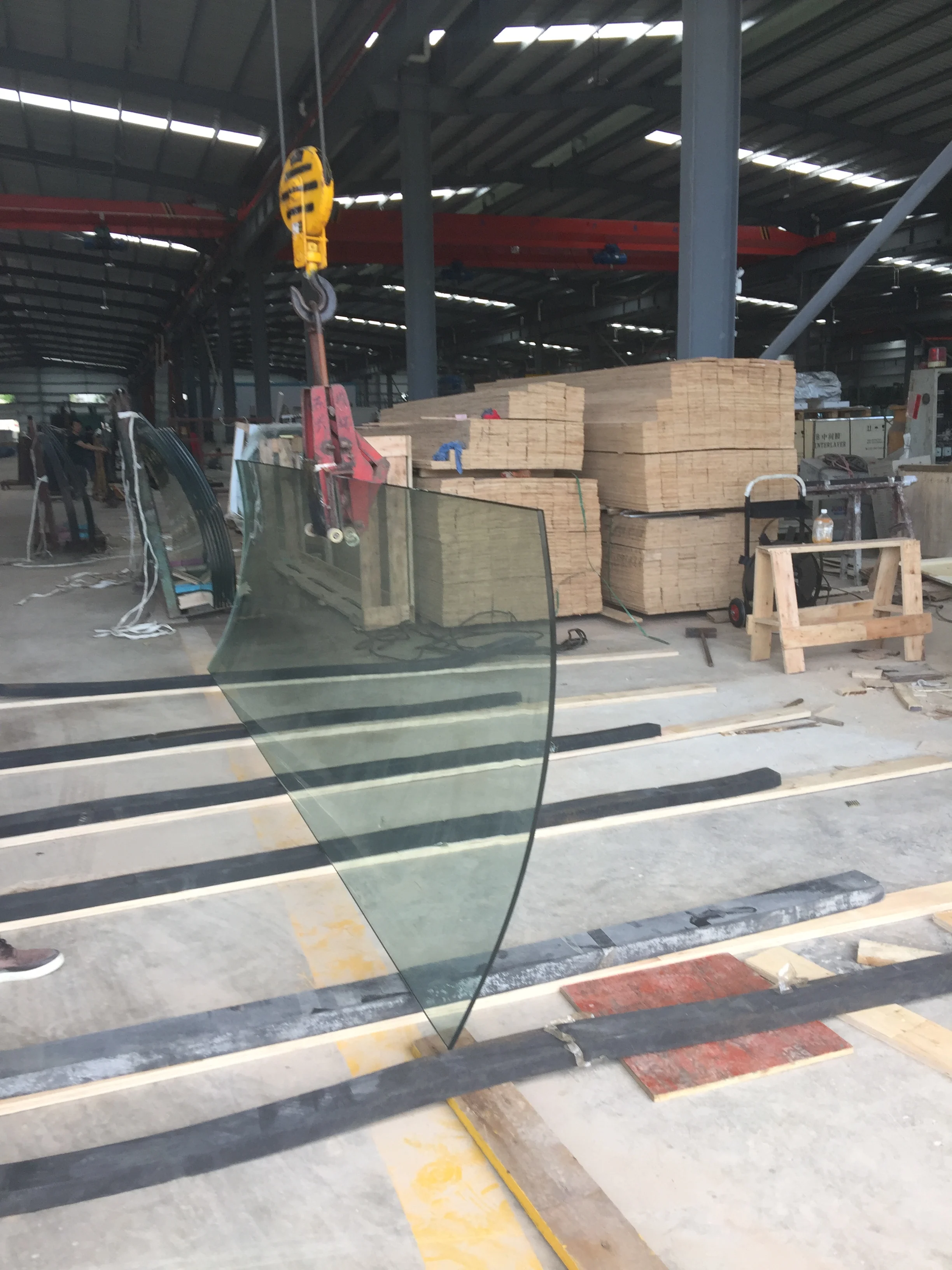 Longbo produces super white double silver hollow laminated curved steel glass with good camber and no stress spots