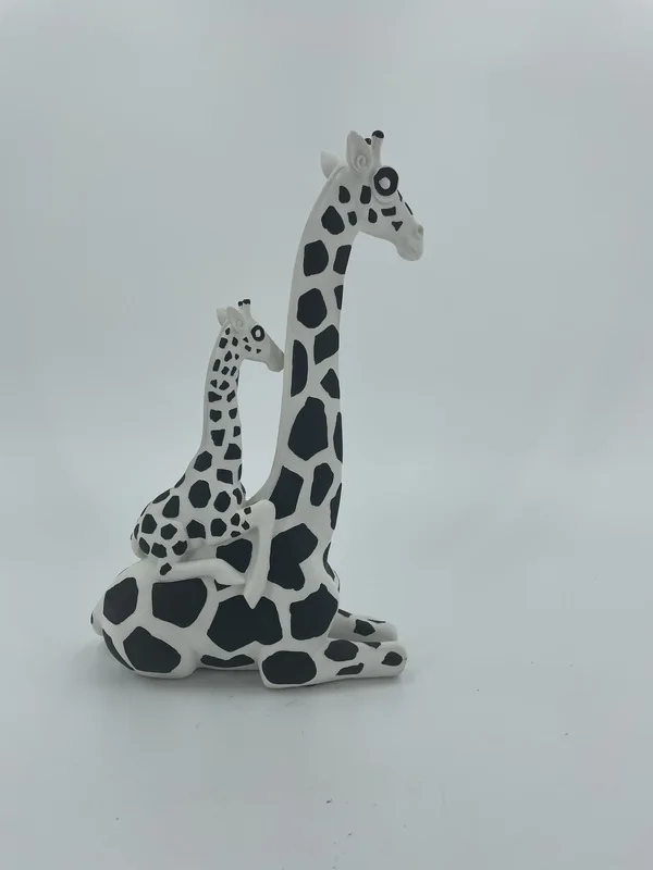 2021 China Manufacture black and white resin giraffe statue