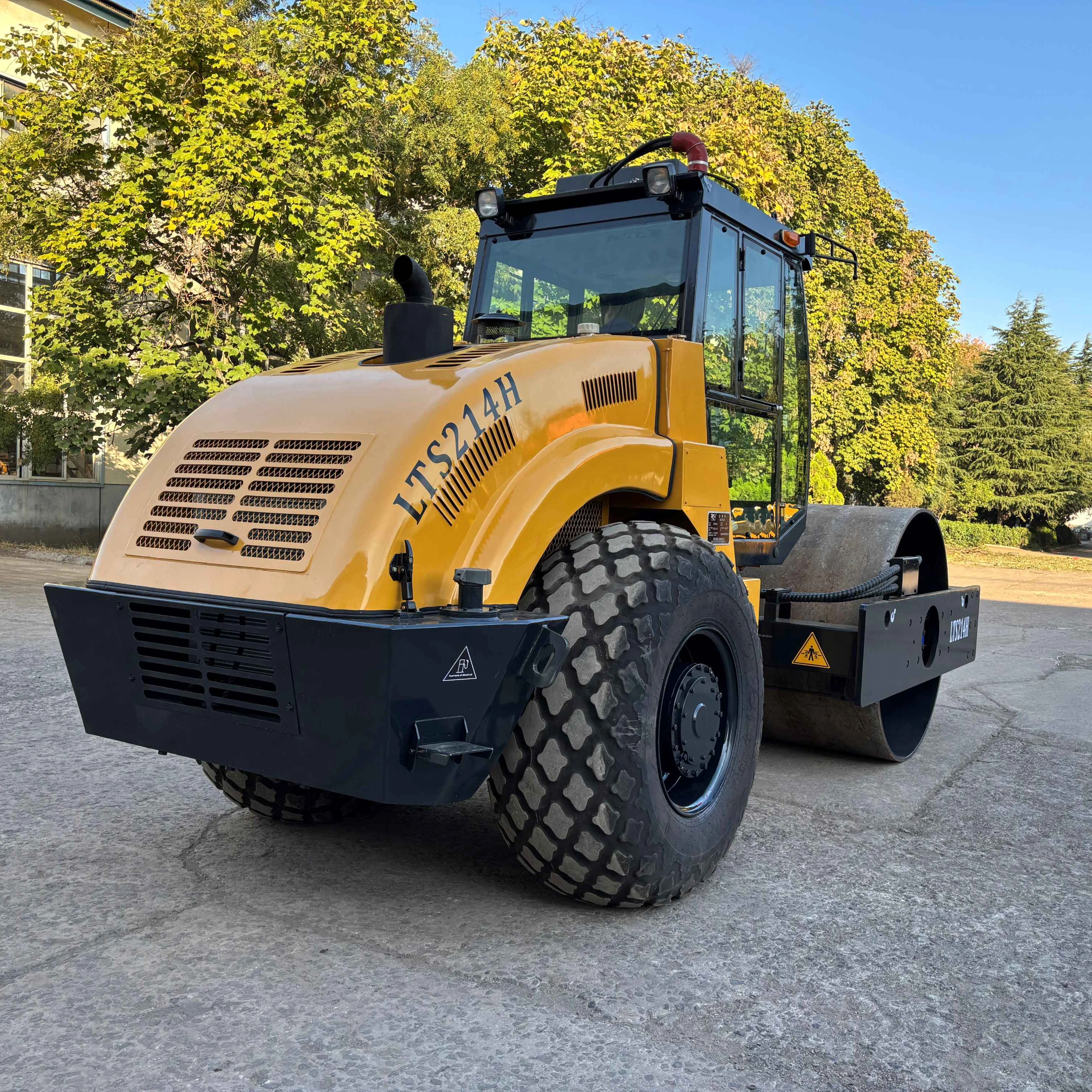 Convenient assistant roadmaking machinery 14ton Hydraulic single Drum 326N/CM Vibratory Road Roller LTC203 for sale