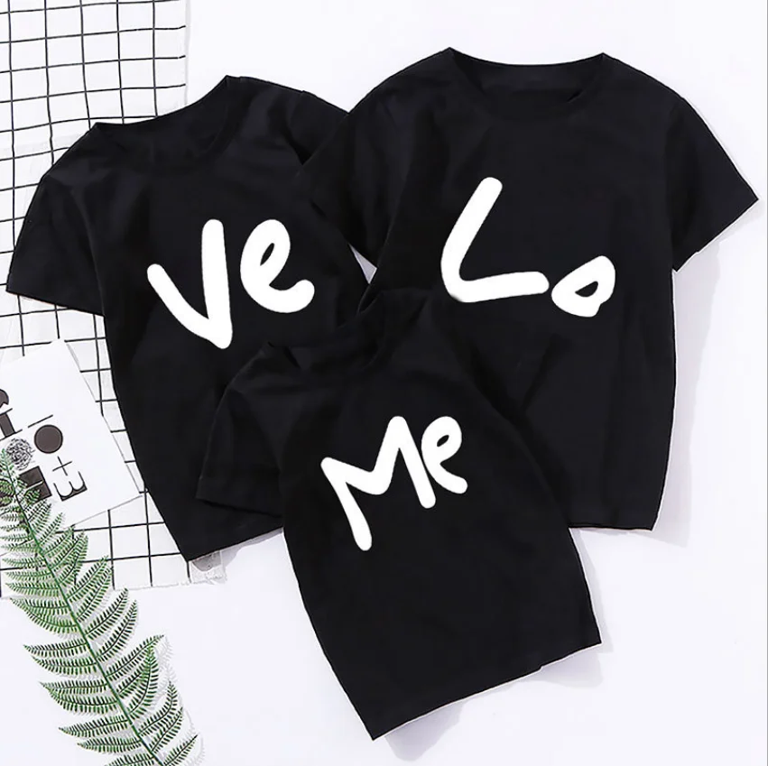 Оптовая продажа, футболка с принтом Love Me, семейные повседневные одинаковые наряды с коротким рукавом для мамы, сына, папы, дочки, родителя и ребенка