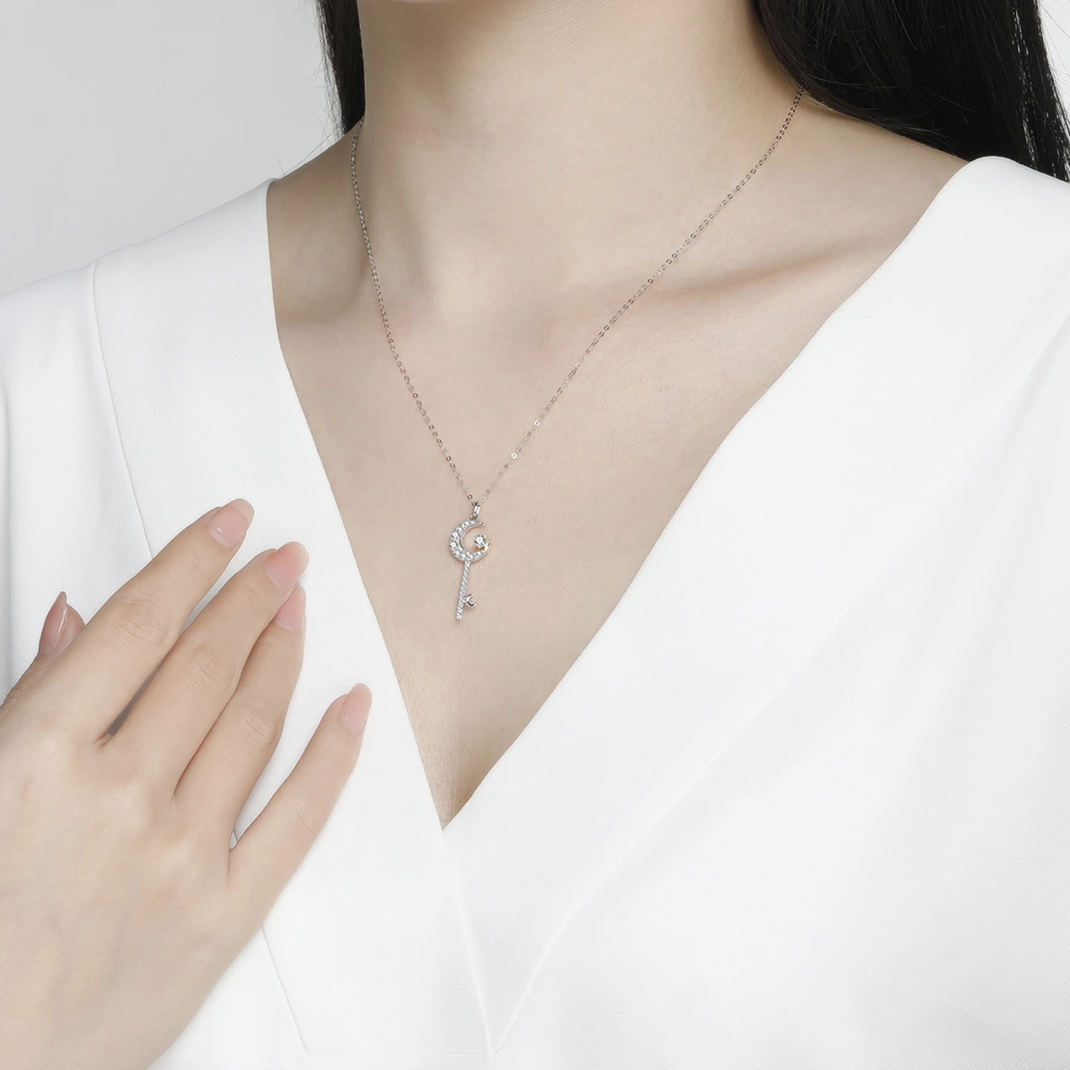 New Design  Classic Elegant Jewelry 18K Solid White Gold Natural Diamond Moon Style Pendant Necklace Jewelry  For Girls