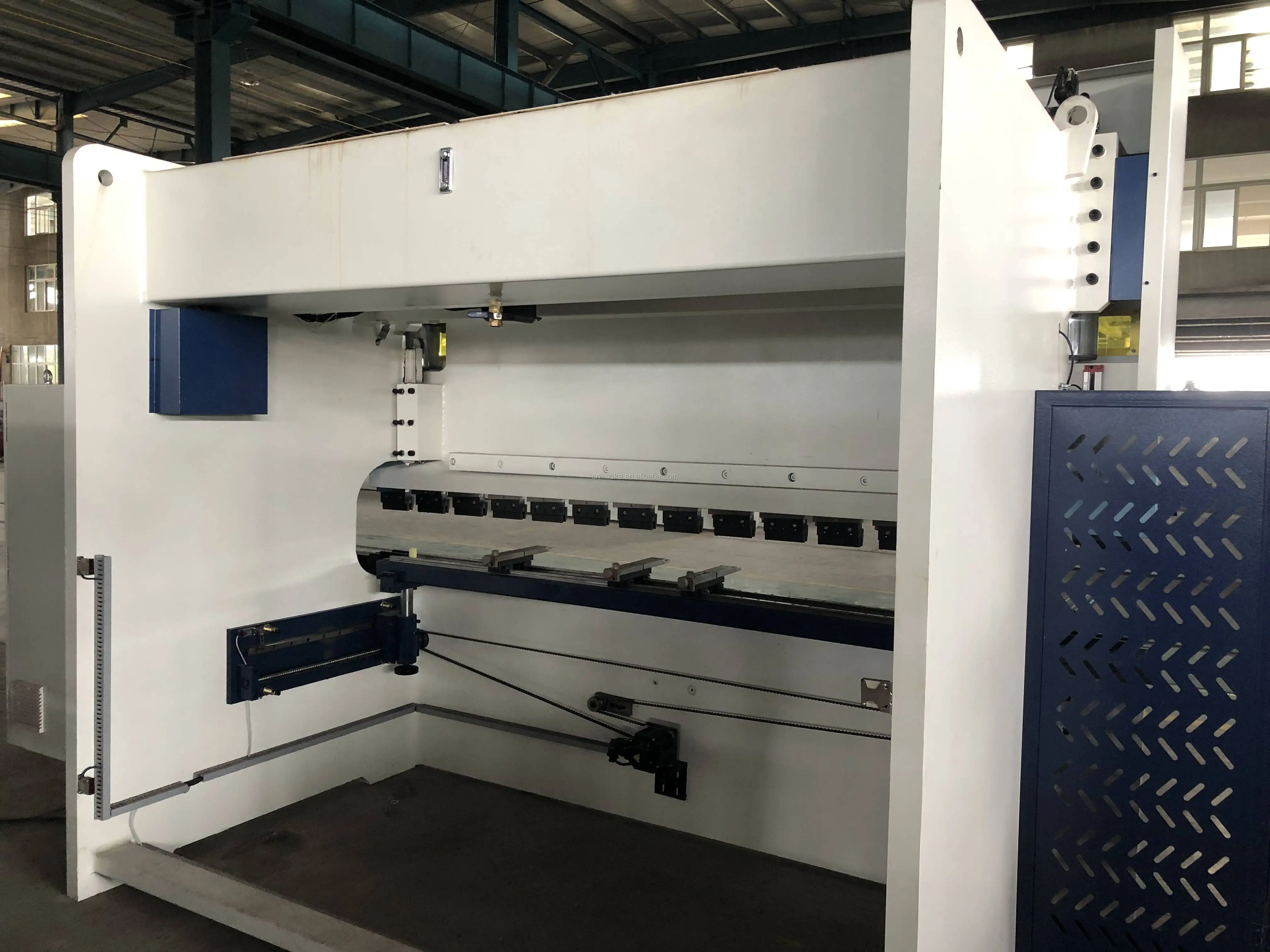 Promotional price Servo CNC Press Brake 300T/3200mm Stainless Steel Plate Bending Machine