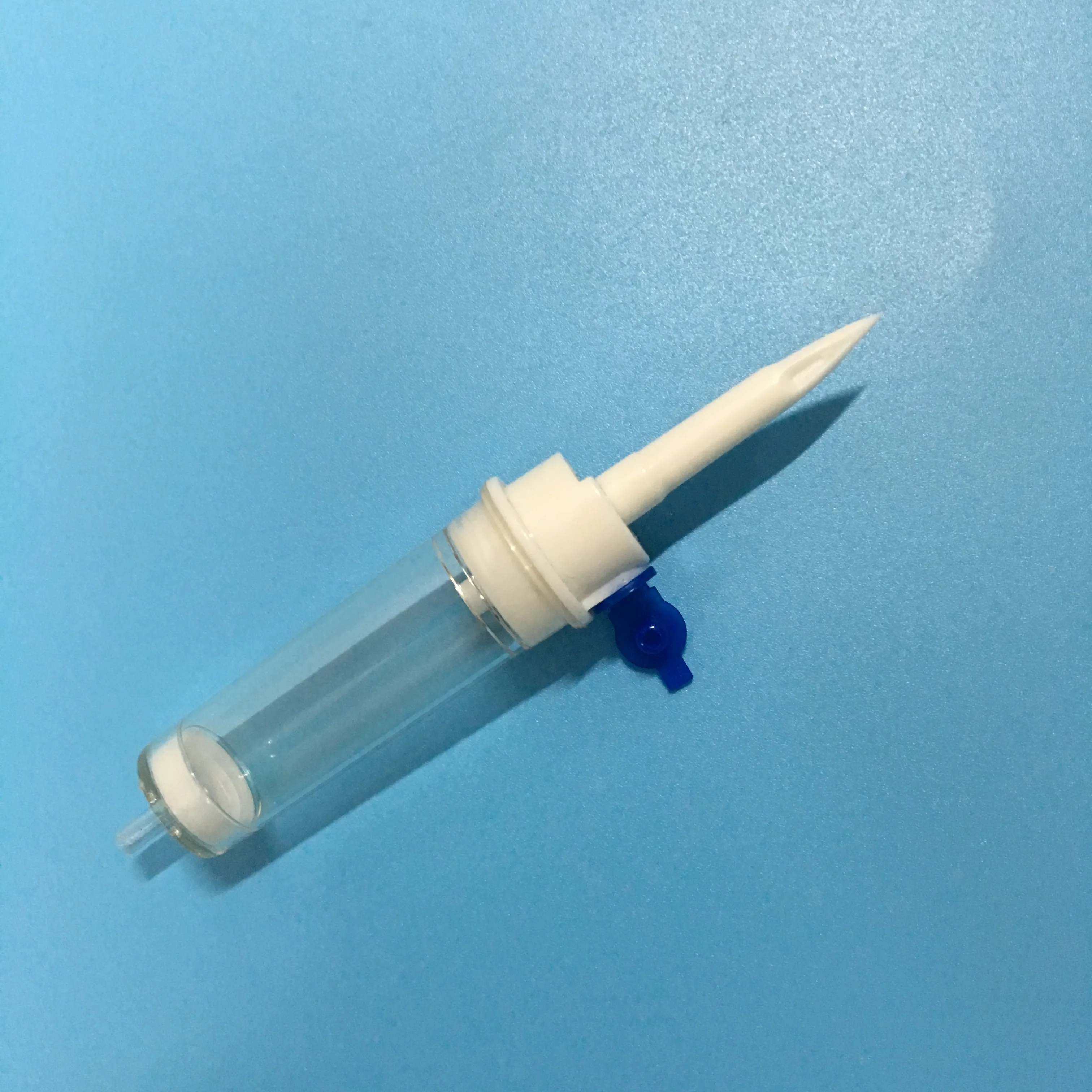 
Infusion set drip chamber with plastic spike and air vented 