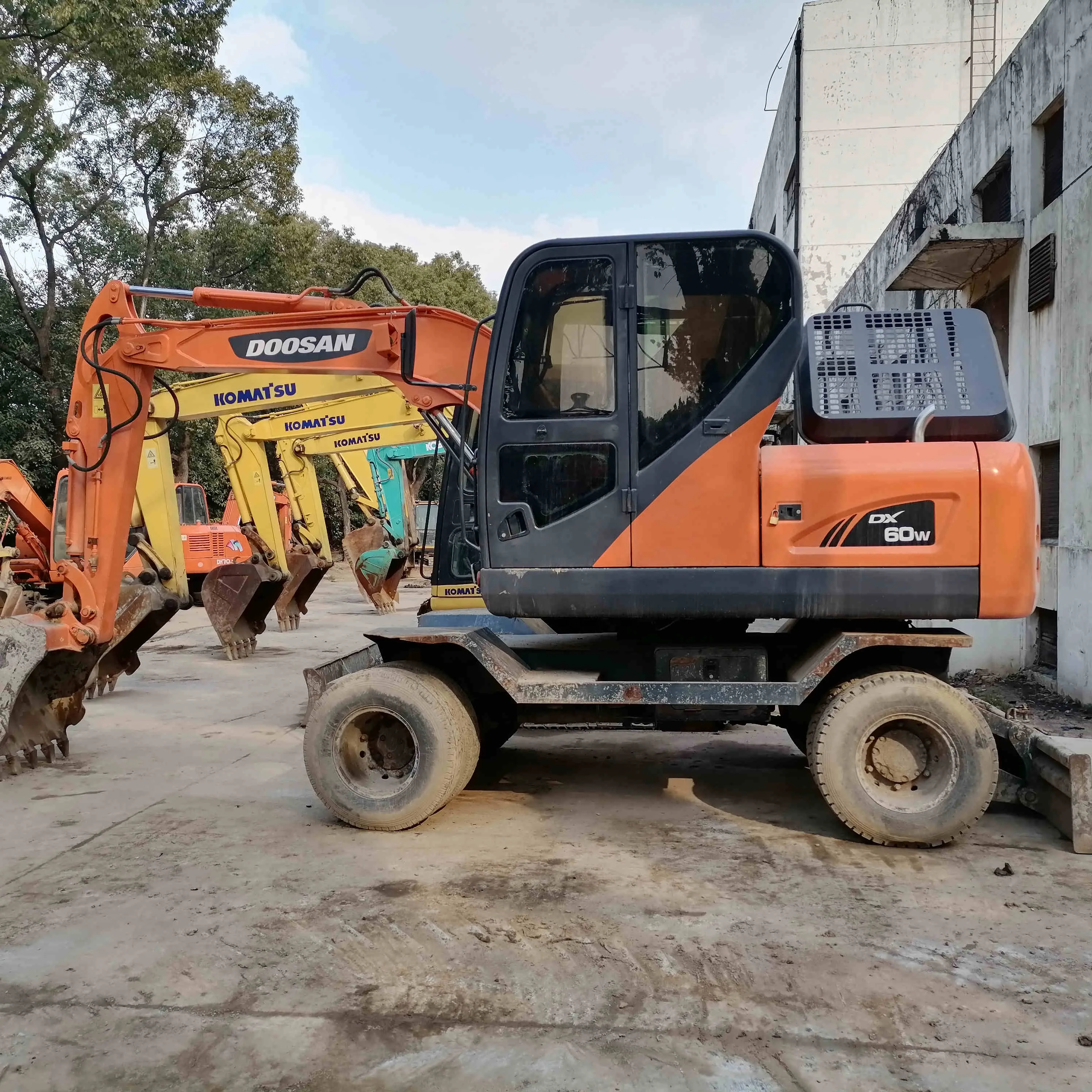 Rubber tire used doosan dx60w wheel excavator dx 60w for sale korea dx60w-9c