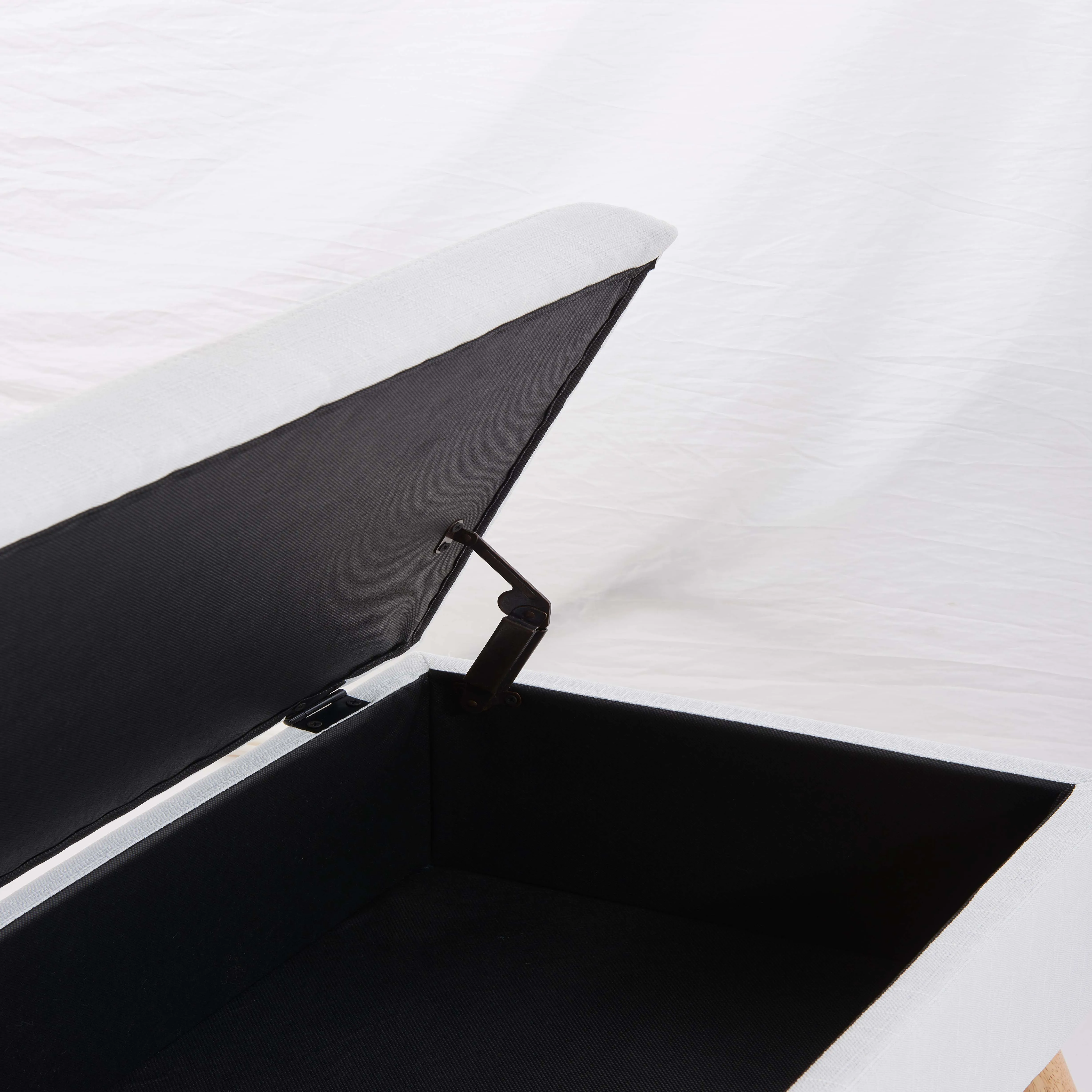 Hot Selling Nordic Modern Sitting Bench Storage Luxury Stools with Rubber Wood Legs Ottoman