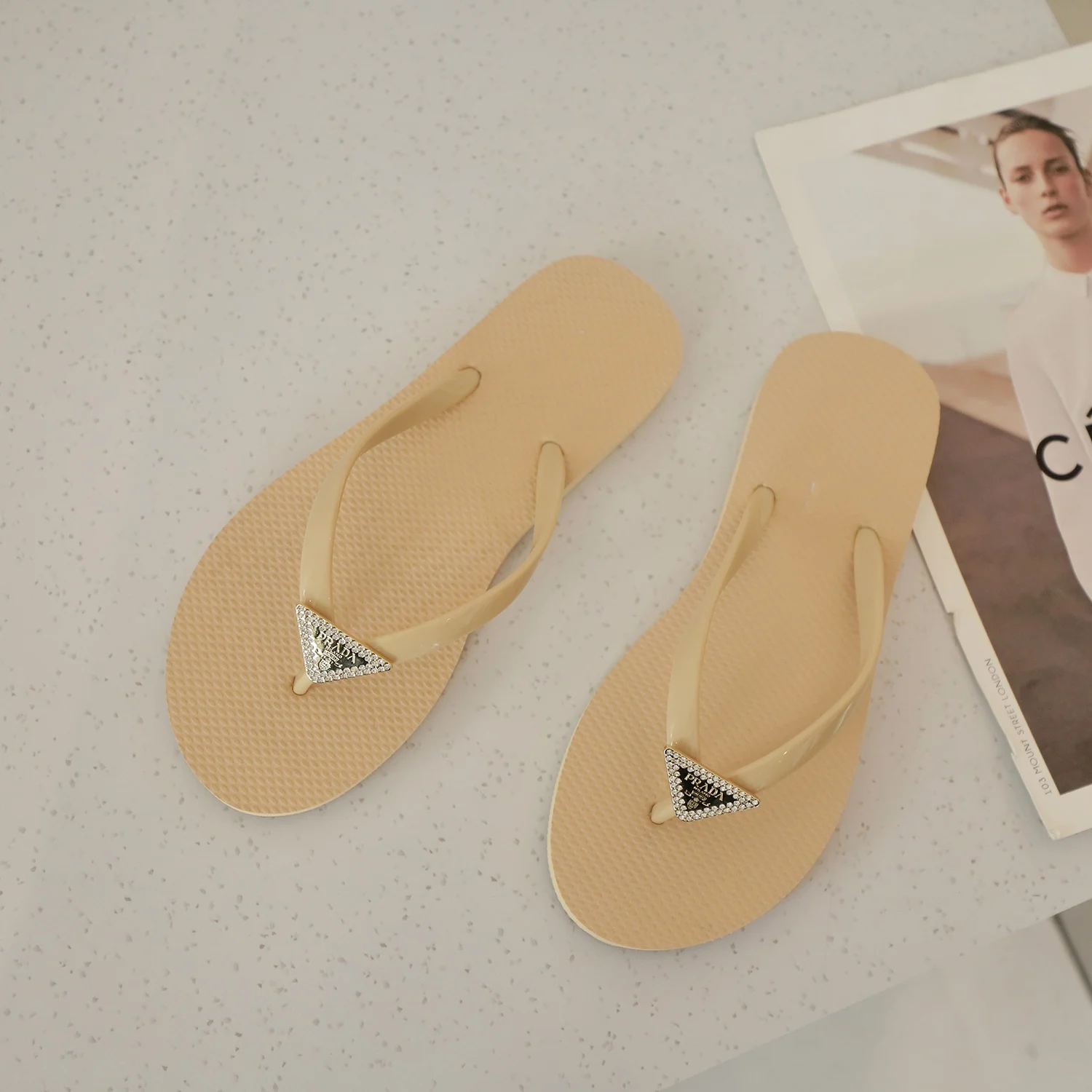 Factory Supply Ladies Flip Flops Women Shoes Fashion Customized Non-Slip Beach Flat Slippers