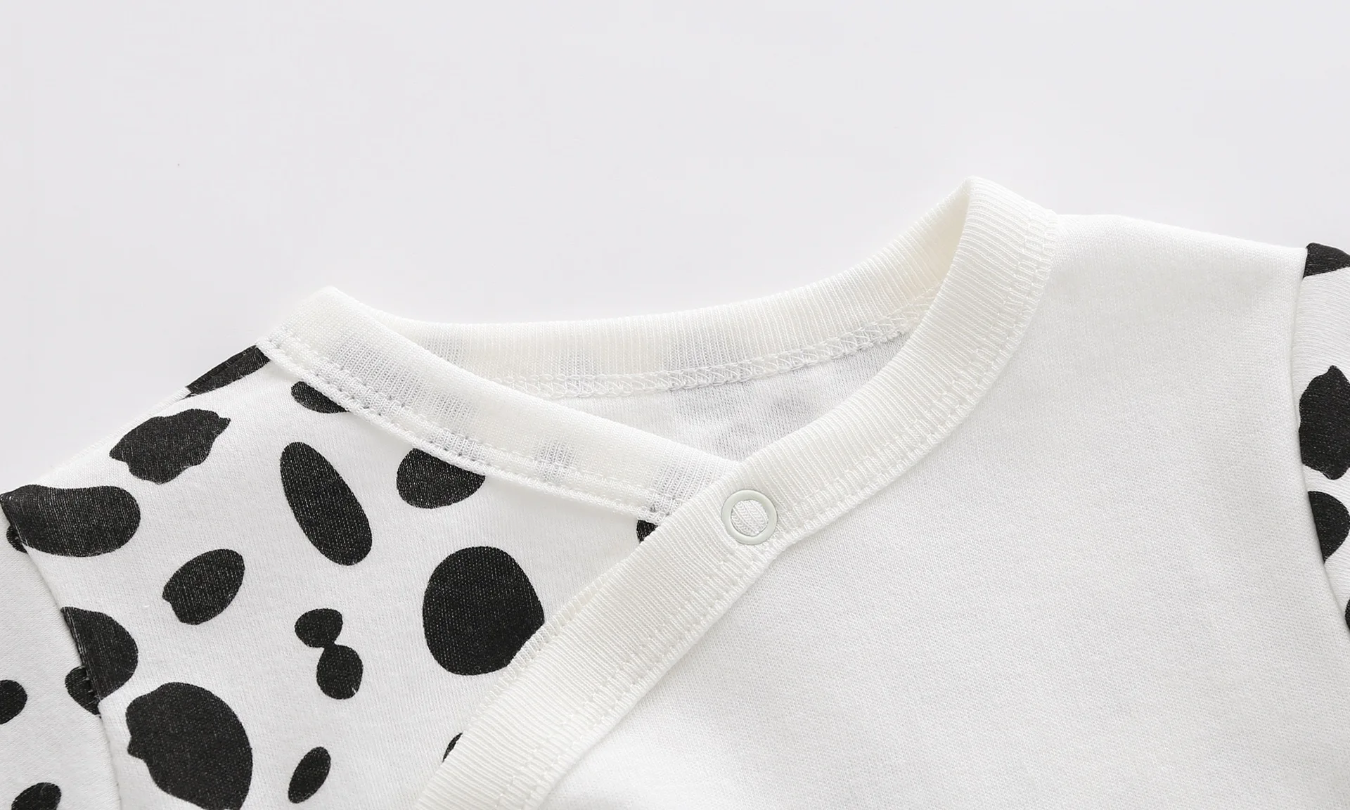 2024 Hot Sale Baby Clothes Set Cartoon Newborn Jumpsuit Long-Sleeved Slanted Open Button Love Cows Baby Rompers Wholesale