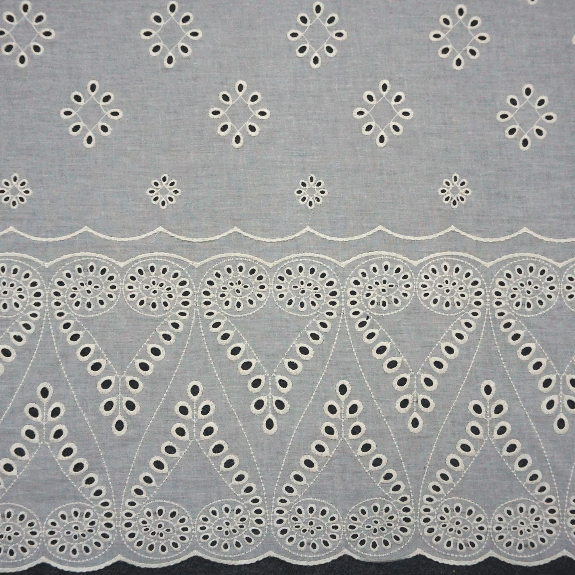 
Фабрика продает камвольно-белую шифоновую хлопчатобумажную ткань с вышивкой ушками 