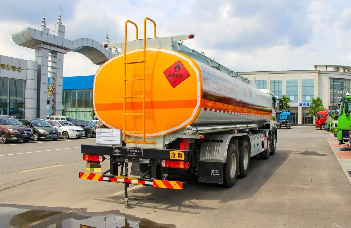 Грузовик с топливным баком Howo 30 кубических емкостью 8*4 большая нефтяная коробка передач 8-Speend механической коробкой