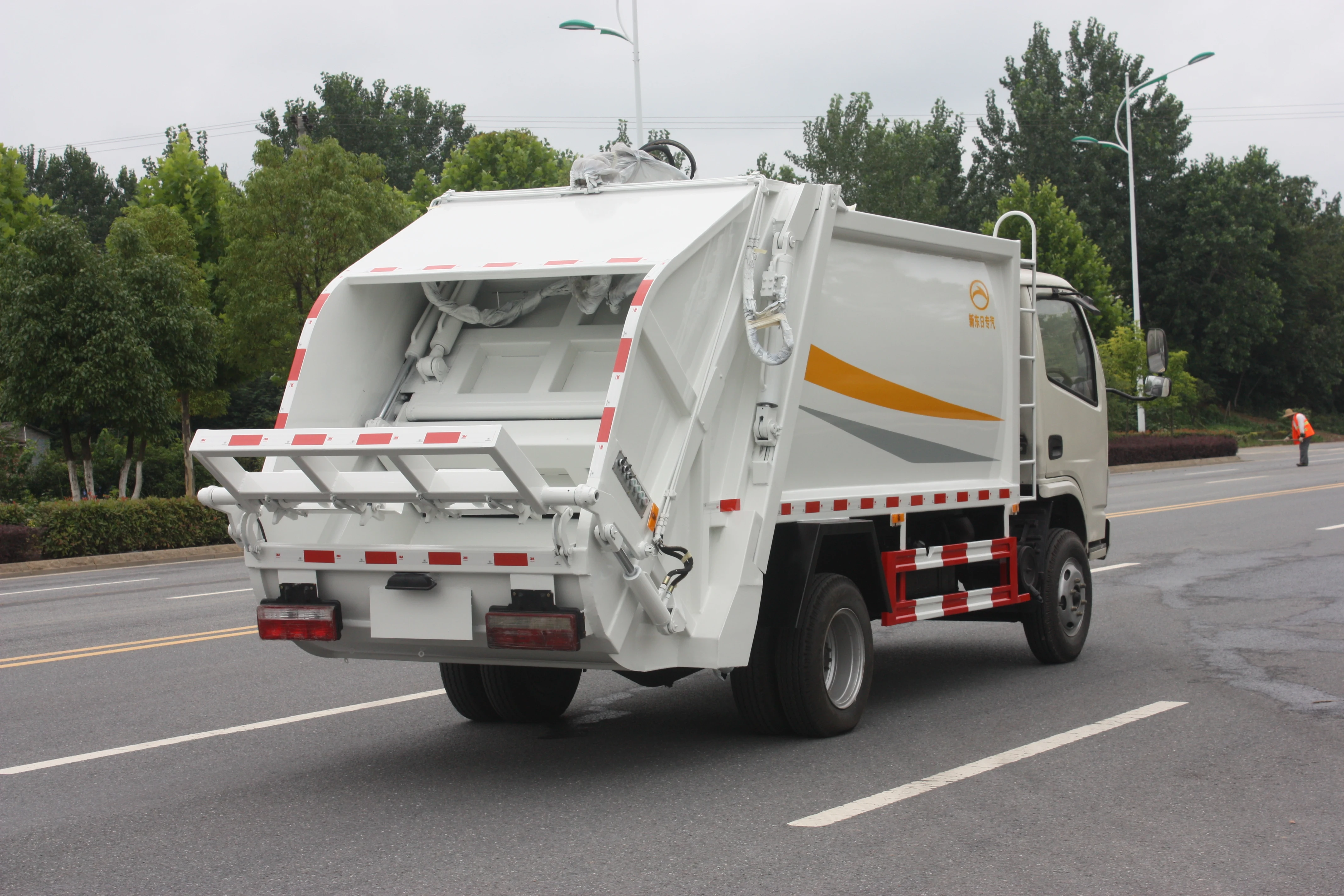 Dongfeng hot sale waste truck 4x2 4x4 6x4 type refuse compactor garbage truck