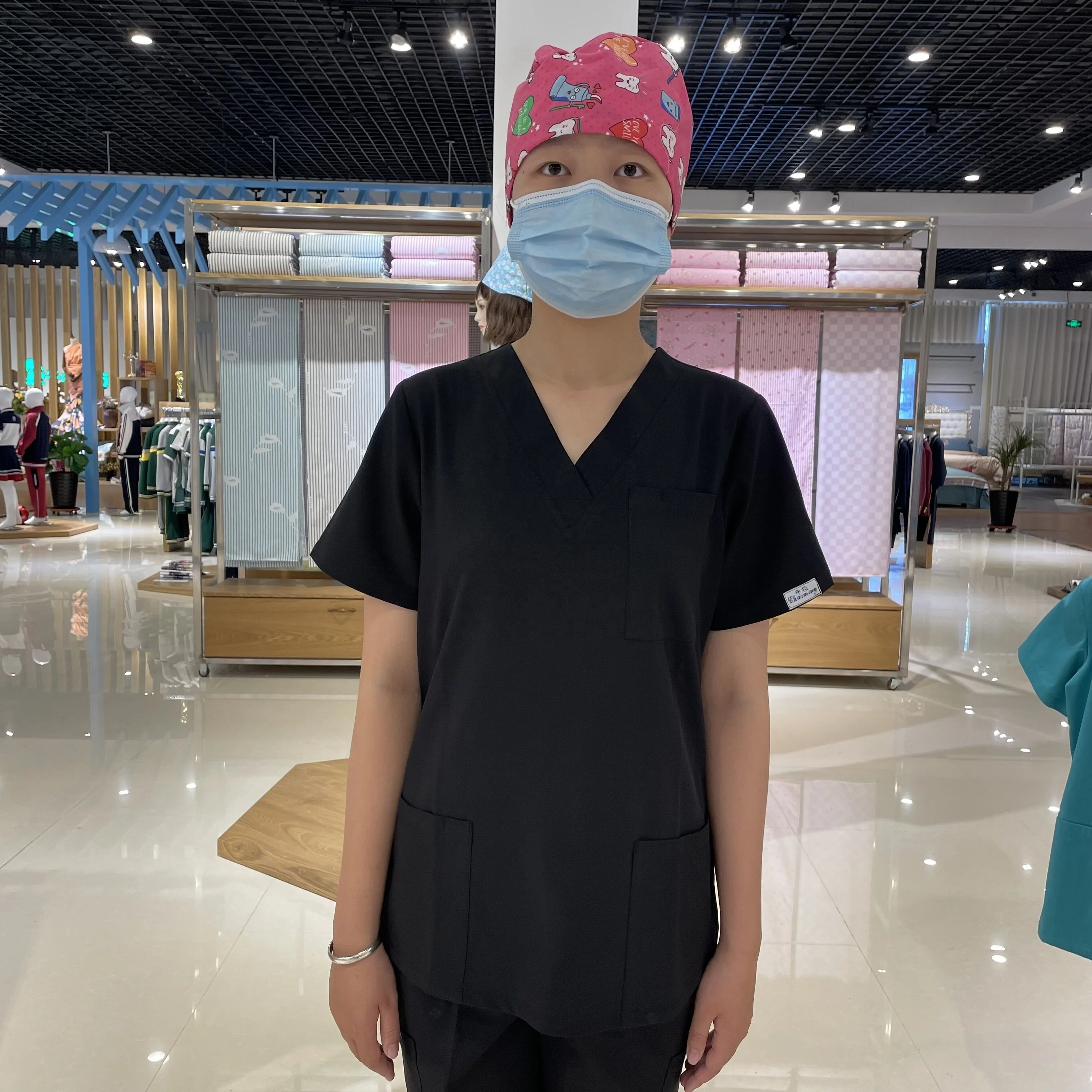 Hot Sale New Designs 3 Pockets Medical Nurse Scrub Uniforms for Hospital Staff Top Clothing Black Print Cotton