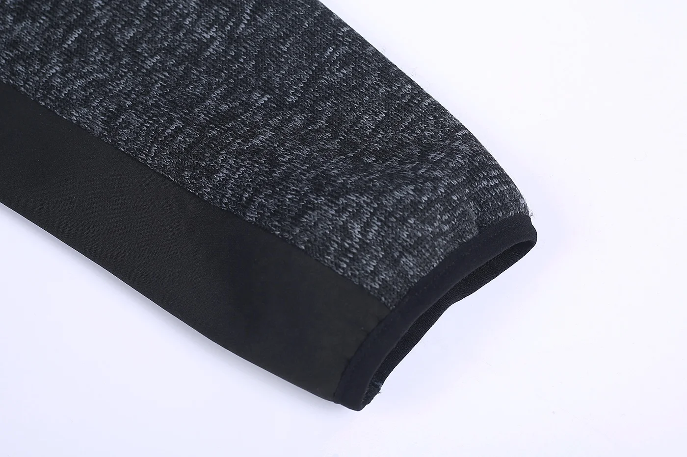 Стандартная техническая черная стеганая куртка