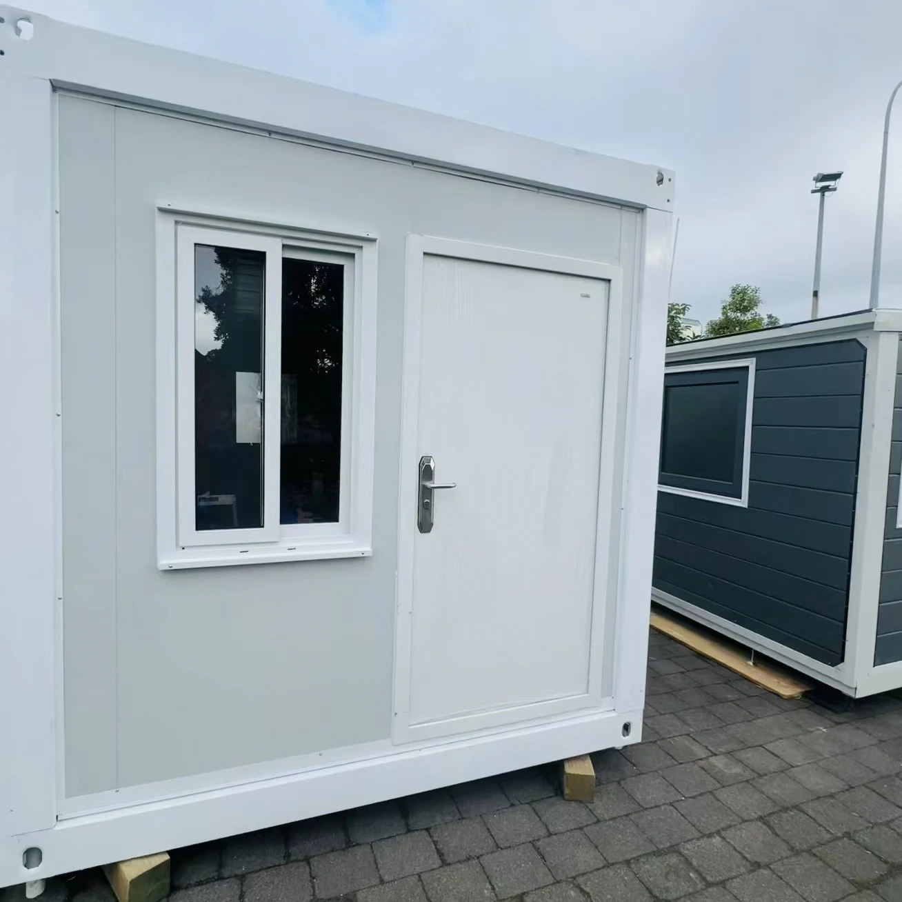 Modern White Ready-to-Live Flat Pack Hotel Apartment Folded Container Home with Roof Tiles for Shop Use on Sale